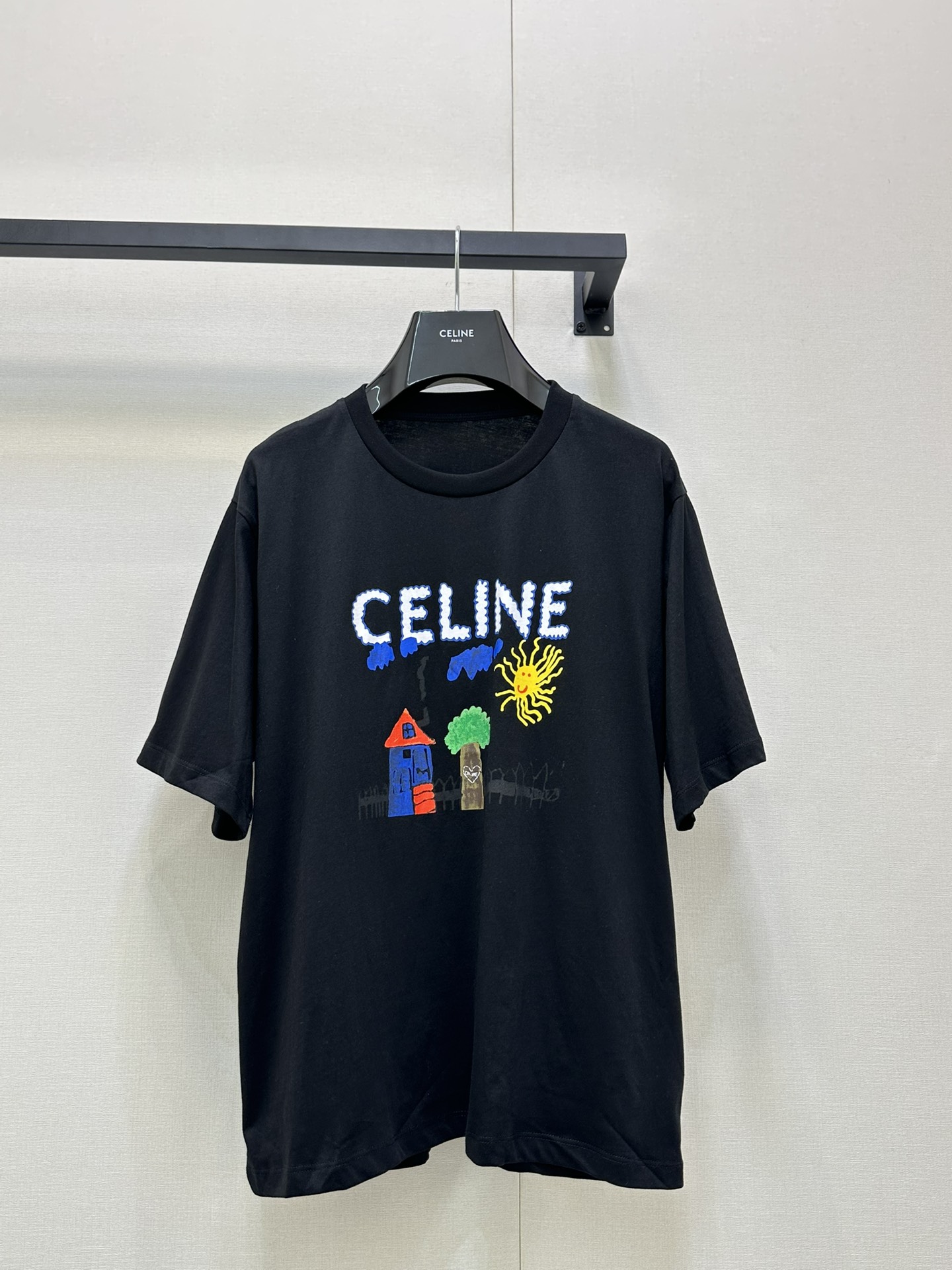 NO:444295,Celin* 25Ss Spring and Summer New Style Children's Fun Graffiti Printed Round Neck Short Sleeve T-shirt. Original development!  High-end production!  Full of fun, breaking the monotony, and the whole body is a girl who reduces age!  Walking on the street is full of attention!  The youthful and energetic feel is slightly loose and not picky about the figure at all!  It is inclusive and covers the flesh and makes you look thin!  Both appearance and comfort!  The rate of returning to the street is 100% Heavy industrial washing pure cotton fabric, with a super comfortable texture!  Close your eyes and rush!  Spot SML big-ticket real shot, celine, T-shirt,tees, t-shirt,alexander wang19860909Celin* 25Ss春夏新款 童趣涂鸦印花圆领短袖T恤.原版开发！高版出品！趣味满满 打破单调感 一整个上身就是减龄少女！走在街上吸睛度满分！青春又活力的感觉微宽松版型完全不挑身材！包容性好遮肉显瘦！颜值与舒适兼具！穿出街回头率百分百重工洗水纯棉面料 质感超级舒适！都给我闭眼冲！现货 SML大货实拍,,celine,T-shirt,tees，t-shirt,alexander wang,Women's clothing