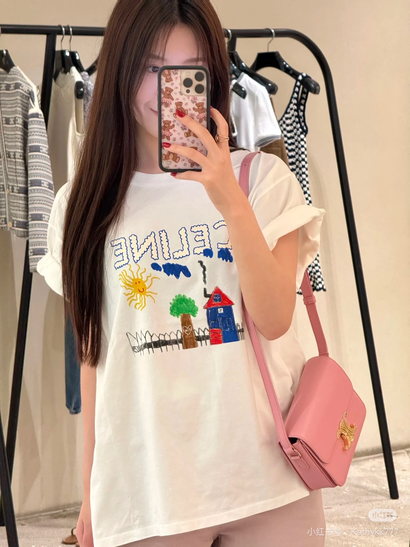 NO:444287,Celin* 25Ss Spring and Summer New Style Children's Fun Graffiti Printed Round Neck Short Sleeve T-shirt. Original development!  High-end production!  Full of fun, breaking the monotony, and the whole body is a girl who reduces age!  Walking on the street is full of attention!  The youthful and energetic feel is slightly loose and not picky about the figure at all!  It is inclusive and covers the flesh and makes you look thin!  Both appearance and comfort!  The rate of returning to the street is 100% Heavy industrial washing pure cotton fabric, with a super comfortable texture!  Close your eyes and rush!  Spot SML, celine, T-shirt,tees, t-shirt,alexander wang19860909Celin* 25Ss春夏新款 童趣涂鸦印花圆领短袖T恤.原版开发！高版出品！趣味满满 打破单调感 一整个上身就是减龄少女！走在街上吸睛度满分！青春又活力的感觉微宽松版型完全不挑身材！包容性好遮肉显瘦！颜值与舒适兼具！穿出街回头率百分百重工洗水纯棉面料 质感超级舒适！都给我闭眼冲！现货 SML,,celine,T-shirt,tees，t-shirt,alexander wang,Women's clothing