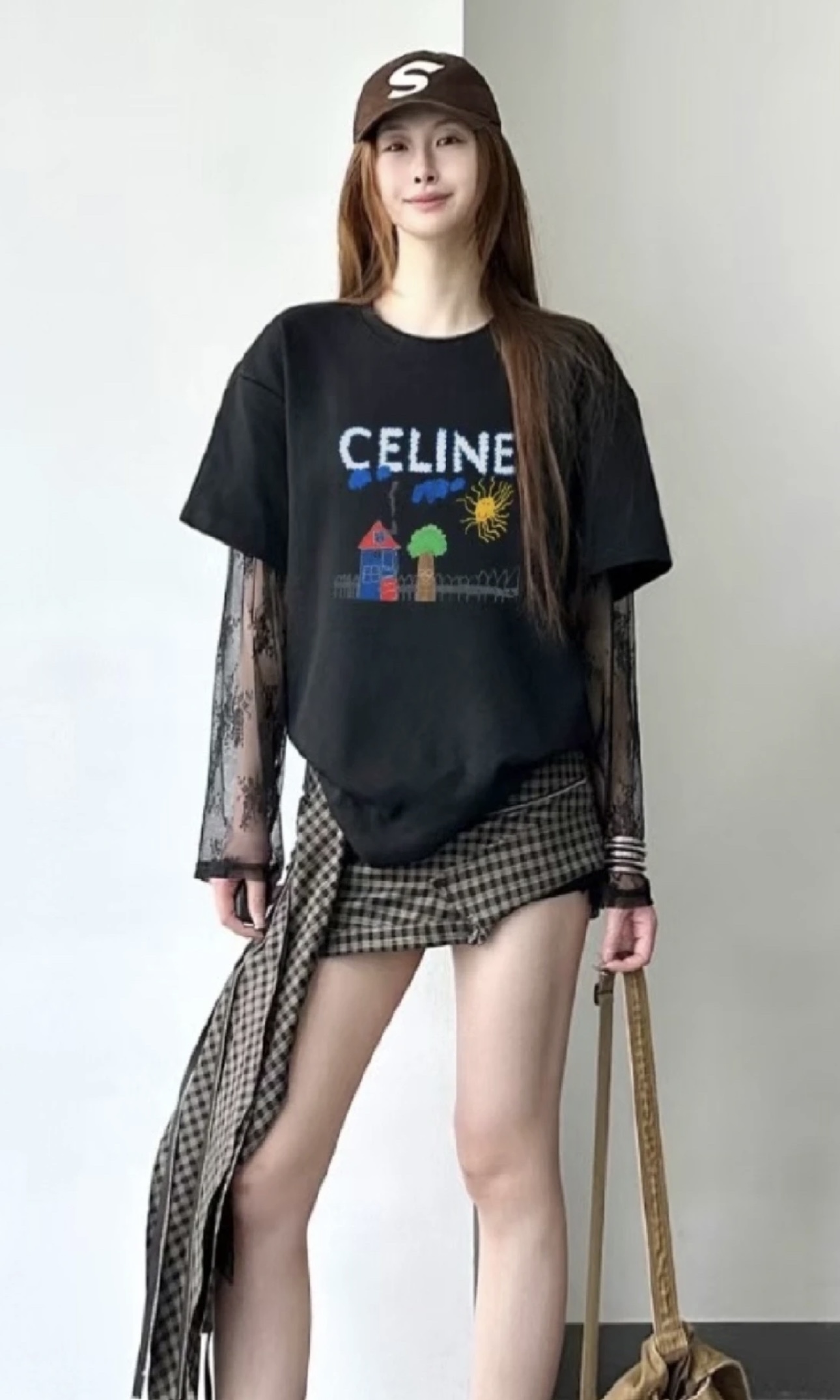 NO:444305,Celin* 25Ss Spring and Summer New Style Children's Fun Graffiti Printed Round Neck Short Sleeve T-shirt. Original development!  High-end production!  Full of fun, breaking the monotony, and the whole body is a girl who reduces age!  Walking on the street is full of attention!  The youthful and energetic feel is slightly loose and not picky about the figure at all!  It is inclusive and covers the flesh and makes you look thin!  Both appearance and comfort!  The rate of returning to the street is 100% Heavy industrial washing pure cotton fabric, with a super comfortable texture!  Close your eyes and rush!  Spot SML, celine, T-shirt,tees, t-shirt,alexander wang19860909Celin* 25Ss春夏新款 童趣涂鸦印花圆领短袖T恤.原版开发！高版出品！趣味满满 打破单调感 一整个上身就是减龄少女！走在街上吸睛度满分！青春又活力的感觉微宽松版型完全不挑身材！包容性好遮肉显瘦！颜值与舒适兼具！穿出街回头率百分百重工洗水纯棉面料 质感超级舒适！都给我闭眼冲！现货 SML,,celine,T-shirt,tees，t-shirt,alexander wang,Women's clothing