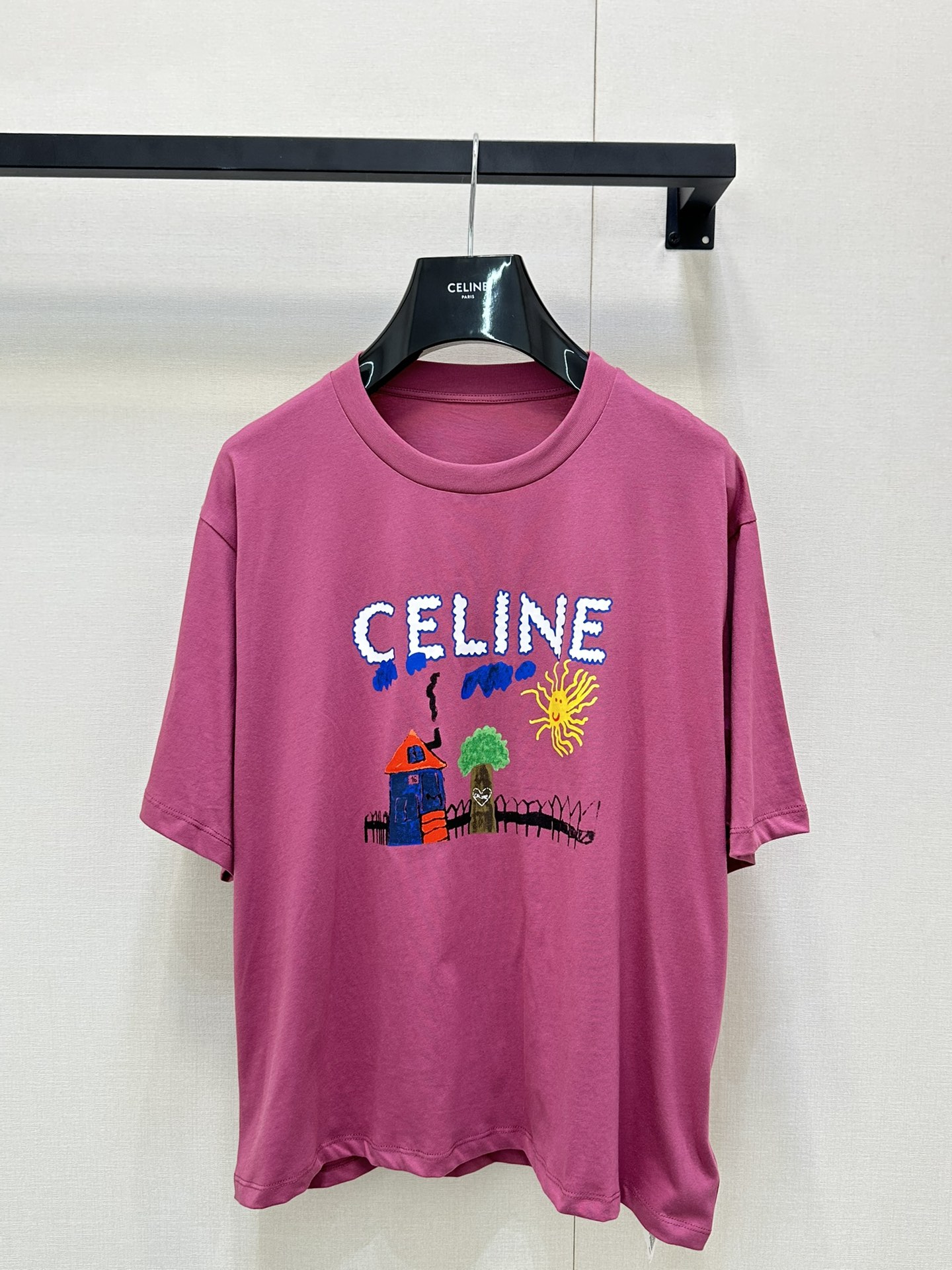 NO:444314,Celin* 25Ss Spring and Summer New Style Children's Fun Graffiti Printed Round Neck Short Sleeve T-shirt. Original development!  High-end production!  Full of fun, breaking the monotony, and the whole body is a girl who reduces age!  Walking on the street is full of attention!  The youthful and energetic feel is slightly loose and not picky about the figure at all!  It is inclusive and covers the flesh and makes you look thin!  Both appearance and comfort!  The rate of returning to the street is 100% Heavy industrial washing pure cotton fabric, with a super comfortable texture!  Close your eyes and rush!  Spot SML big-ticket real shot, celine, T-shirt,tees, t-shirt,alexander wang19860909Celin* 25Ss春夏新款 童趣涂鸦印花圆领短袖T恤.原版开发！高版出品！趣味满满 打破单调感 一整个上身就是减龄少女！走在街上吸睛度满分！青春又活力的感觉微宽松版型完全不挑身材！包容性好遮肉显瘦！颜值与舒适兼具！穿出街回头率百分百重工洗水纯棉面料 质感超级舒适！都给我闭眼冲！现货 SML大货实拍,,celine,T-shirt,tees，t-shirt,alexander wang,Women's clothing