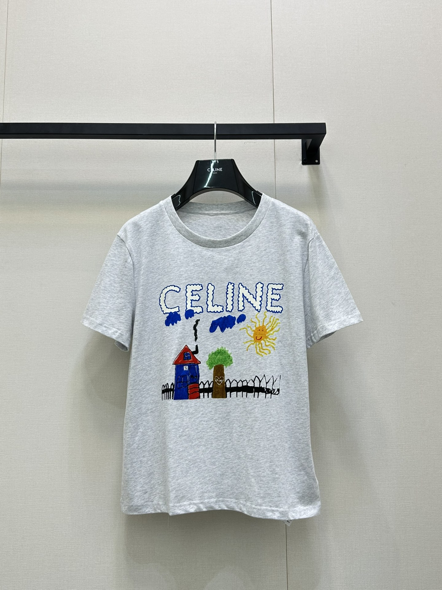 NO:444254,Celin* 25Ss Spring and Summer New Style Children's Fun Graffiti Printed Round Neck Short Sleeve T-shirt. Original development!  High-end production!  Full of fun, breaking the monotony, and the whole body is a girl who reduces age!  Walking on the street is full of attention!  The youthful and energetic feels that the regular style is not picky about the figure at all!  It is inclusive and covers the flesh and makes you look thin!  Both appearance and comfort!  The rate of returning to the street is 100% Heavy industrial washing pure cotton fabric, with a super comfortable texture!  Close your eyes and rush!  Spot SML big-ticket real shot, celine, T-shirt,tees, t-shirt,alexander wang19860909Celin* 25Ss春夏新款 童趣涂鸦印花圆领短袖T恤.原版开发！高版出品！趣味满满 打破单调感 一整个上身就是减龄少女！走在街上吸睛度满分！青春又活力的感觉常规版型完全不挑身材！包容性好遮肉显瘦！颜值与舒适兼具！穿出街回头率百分百重工洗水纯棉面料 质感超级舒适！都给我闭眼冲！现货 SML大货实拍,,celine,T-shirt,tees，t-shirt,alexander wang,Women's clothing