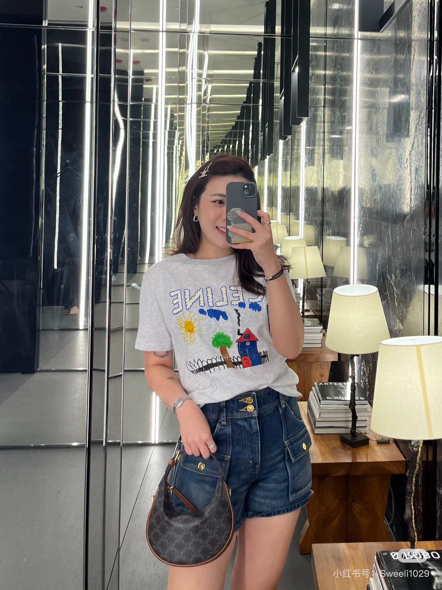 NO:444259,Celin* 25Ss Spring and Summer New Style Children's Fun Graffiti Printed Round Neck Short Sleeve T-shirt. Original development!  High-end production!  Full of fun, breaking the monotony, and the whole body is a girl who reduces age!  Walking on the street is full of attention!  The youthful and energetic feels that the regular style is not picky about the figure at all!  It is inclusive and covers the flesh and makes you look thin!  Both appearance and comfort!  The rate of returning to the street is 100% Heavy industrial washing pure cotton fabric, with a super comfortable texture!  Close your eyes and rush!  Spot SML, celine, T-shirt,tees, t-shirt,alexander wang19860909Celin* 25Ss春夏新款 童趣涂鸦印花圆领短袖T恤.原版开发！高版出品！趣味满满 打破单调感 一整个上身就是减龄少女！走在街上吸睛度满分！青春又活力的感觉常规版型完全不挑身材！包容性好遮肉显瘦！颜值与舒适兼具！穿出街回头率百分百重工洗水纯棉面料 质感超级舒适！都给我闭眼冲！现货 SML,,celine,T-shirt,tees，t-shirt,alexander wang,Women's clothing