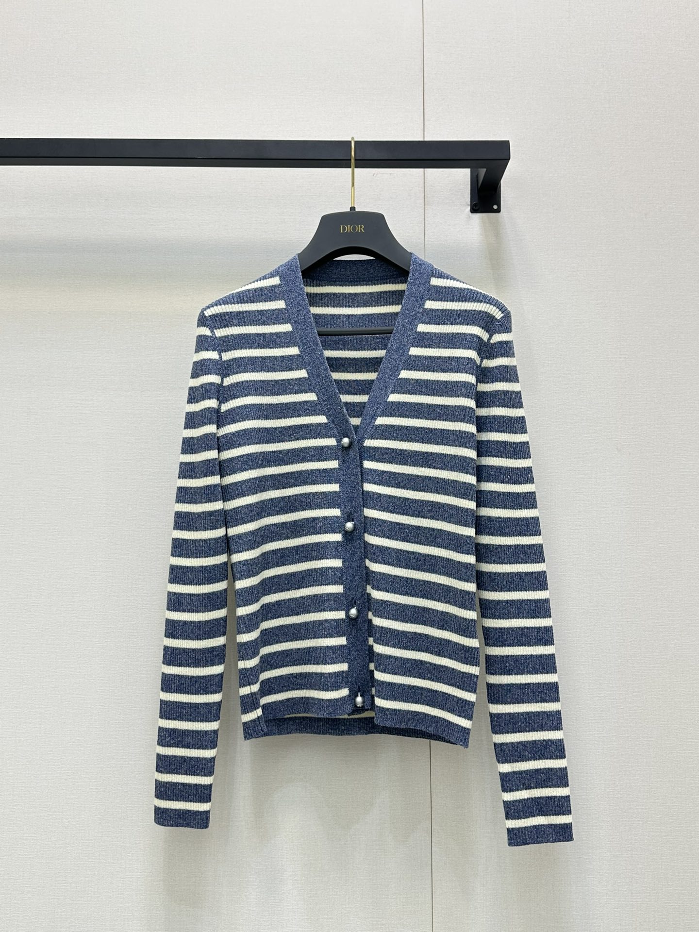 NO:444225,Dio*25Fw autumn and winter new short striped V-neck knitted cardigan, high-end production!  This cardigan comes from the Di*riviera limited series, and is an exquisite and elegant item. The classic style is carefully crafted from linen-blend knitted fabric, decorated with tannin blue and white D-Stripes patterns, paired with Dior Tribales buttons that highlight silver tones CD resin beads to enhance the style, inspired by Dior classic earrings. It can enhance the style for various styles of the Dioriviera limited series. Identify my version of S M L., balenciaga, dior, earrings, alexander wang19860909Dio*25Fw秋冬新款短款条纹V领针织开衫 高版出品！这款开衫来自 Di*riviera 限定系列,是一款精致优雅的单品.经典版型,采用亚麻混纺针织面料精心制作,饰以丹宁蓝色和白色 D-Stripes 图案,搭配突显银色调 CD 树脂珠饰的 Dior Tribales 纽扣提升格调,灵感源自 Dior 经典的耳环.可为 Dioriviera 限定系列的各式造型提升格调 认准我家版本S M L大货实拍,,balenciaga,dior,earrings,alexander wang,Women's clothing