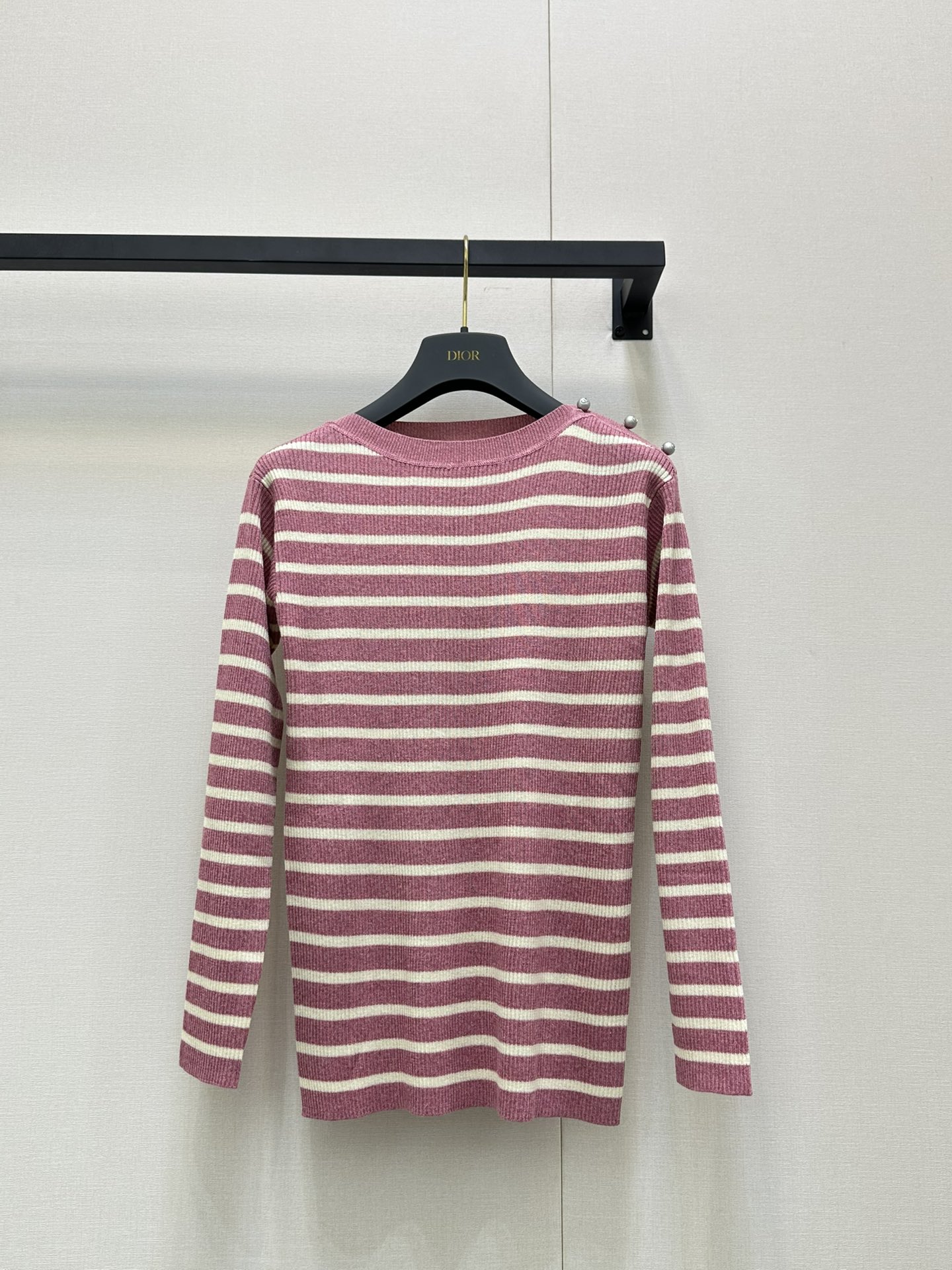 NO:444237,Dio*25Fw autumn and winter new short striped V-neck knitted cardigan, high-end production!  This cardigan comes from the Di*riviera limited series, and is an exquisite and elegant item. The classic style is carefully crafted from linen-blend knitted fabric, decorated with tannin blue and white D-Stripes patterns, paired with Dior Tribales buttons that highlight silver tones CD resin beads to enhance the style, inspired by Dior classic earrings. It can enhance the style for various styles of the Dioriviera limited series. Identify my version of S M L., balenciaga, dior, earrings, alexander wang19860909Dio*25Fw秋冬新款短款条纹V领针织开衫 高版出品！这款开衫来自 Di*riviera 限定系列,是一款精致优雅的单品.经典版型,采用亚麻混纺针织面料精心制作,饰以丹宁蓝色和白色 D-Stripes 图案,搭配突显银色调 CD 树脂珠饰的 Dior Tribales 纽扣提升格调,灵感源自 Dior 经典的耳环.可为 Dioriviera 限定系列的各式造型提升格调 认准我家版本S M L大货实拍,,balenciaga,dior,earrings,alexander wang,Women's clothing