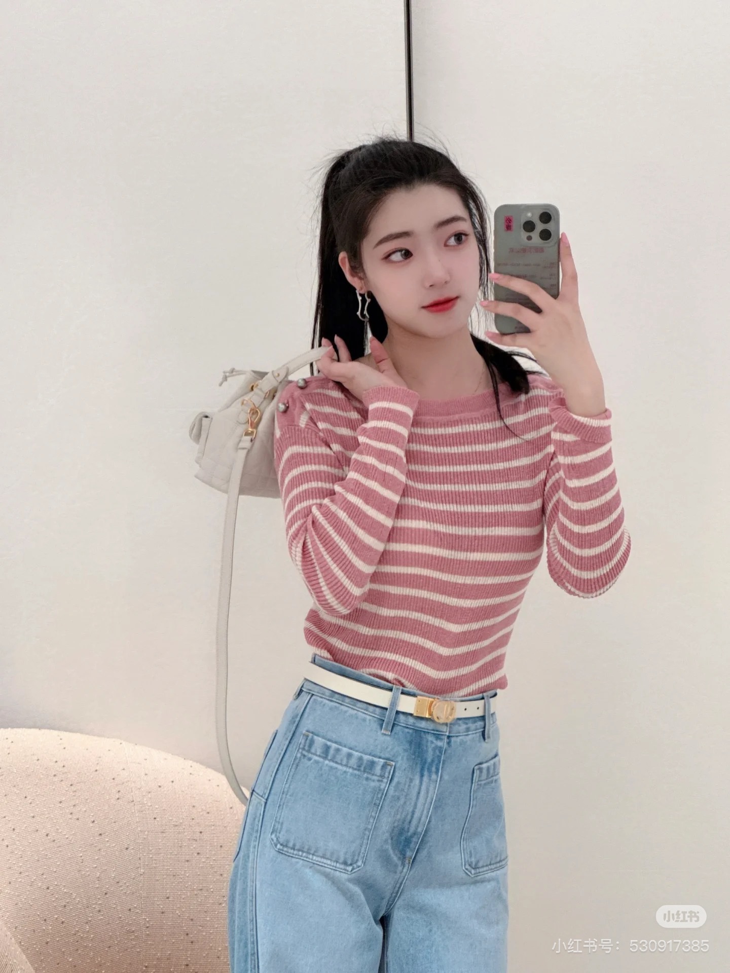 NO:444243,Dio*25Fw autumn and winter new short striped V-neck knitted cardigan, high-end production!  This cardigan comes from the Di*riviera limited series, and is an exquisite and elegant item. The classic style is carefully crafted from linen-blend knitted fabric, decorated with tannin blue and white D-Stripes patterns, paired with Dior Tribales buttons that highlight silver tones CD resin beads to enhance the style, inspired by Dior classic earrings. It can enhance the style for various styles of the Dioriviera limited series. Identify my version S M L,,balenciaga,dior,earrings,alexander wang19860909Dio*25Fw秋冬新款短款条纹V领针织开衫 高版出品！这款开衫来自 Di*riviera 限定系列,是一款精致优雅的单品.经典版型,采用亚麻混纺针织面料精心制作,饰以丹宁蓝色和白色 D-Stripes 图案,搭配突显银色调 CD 树脂珠饰的 Dior Tribales 纽扣提升格调,灵感源自 Dior 经典的耳环.可为 Dioriviera 限定系列的各式造型提升格调 认准我家版本S M L,,balenciaga,dior,earrings,alexander wang,Women's clothing