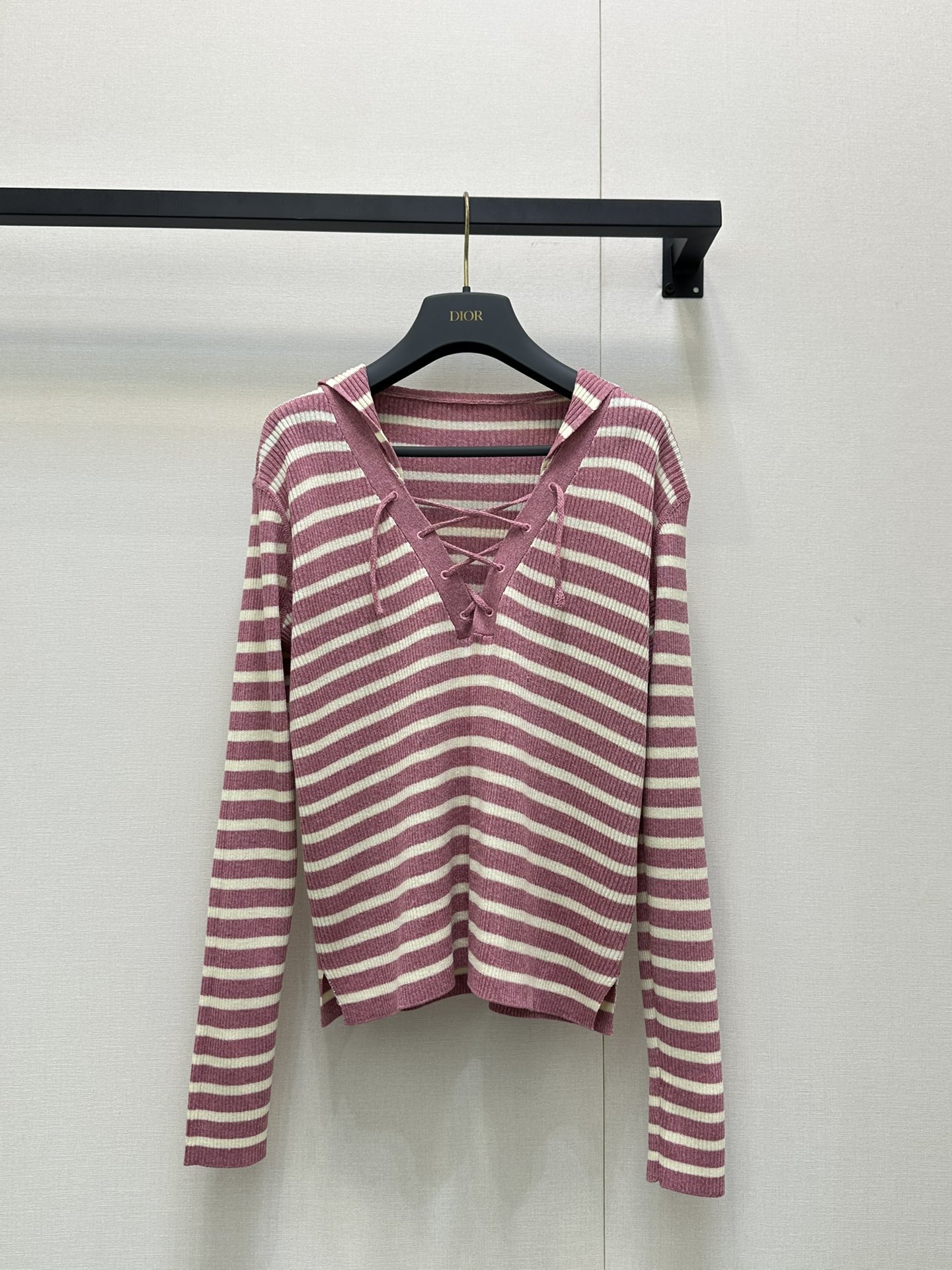 NO:444279,Dio*25Fw autumn and winter new short striped V-neck knitted cardigan, high-end production!  This cardigan comes from the Di*riviera limited series, and is an exquisite and elegant item. The classic style is carefully crafted from linen-blend knitted fabric, decorated with tannin blue and white D-Stripes patterns, paired with Dior Tribales buttons that highlight silver tones CD resin beads to enhance the style, inspired by Dior classic earrings. It can enhance the style for various styles of the Dioriviera limited series. Identify my version of S M L.3 color real shot, balenciaga, dior, earrings, alexander wang19860909Dio*25Fw秋冬新款短款条纹V领针织开衫 高版出品！这款开衫来自 Di*riviera 限定系列,是一款精致优雅的单品.经典版型,采用亚麻混纺针织面料精心制作,饰以丹宁蓝色和白色 D-Stripes 图案,搭配突显银色调 CD 树脂珠饰的 Dior Tribales 纽扣提升格调,灵感源自 Dior 经典的耳环.可为 Dioriviera 限定系列的各式造型提升格调.认准我家版本 S M L.3色大货实拍,,balenciaga,dior,earrings,alexander wang,Women's clothing