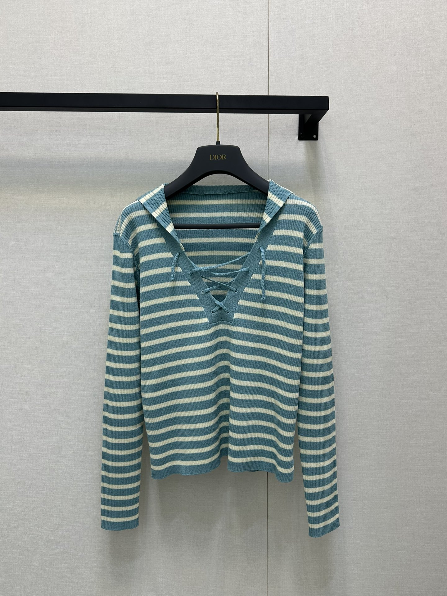 NO:444291,Dio*25Fw autumn and winter new short striped V-neck knitted cardigan, high-end production!  This cardigan comes from the Di*riviera limited series, and is an exquisite and elegant item. The classic style is carefully crafted from linen-blend knitted fabric, decorated with tannin blue and white D-Stripes patterns, paired with Dior Tribales buttons that highlight silver tones CD resin beads to enhance the style, inspired by Dior classic earrings. It can enhance the style for various styles of the Dior limited series. Identify my version S M L. Real-life photos, balenciaga, dior, earrings, alexander wang19860909Dio*25Fw秋冬新款短款条纹V领针织开衫 高版出品！这款开衫来自 Di*riviera 限定系列,是一款精致优雅的单品.经典版型,采用亚麻混纺针织面料精心制作,饰以丹宁蓝色和白色 D-Stripes 图案,搭配突显银色调 CD 树脂珠饰的 Dior Tribales 纽扣提升格调,灵感源自 Dior 经典的耳环.可为 Dioriviera 限定系列的各式造型提升格调.认准我家版本 S M L.大货实拍,,balenciaga,dior,earrings,alexander wang,Women's clothing