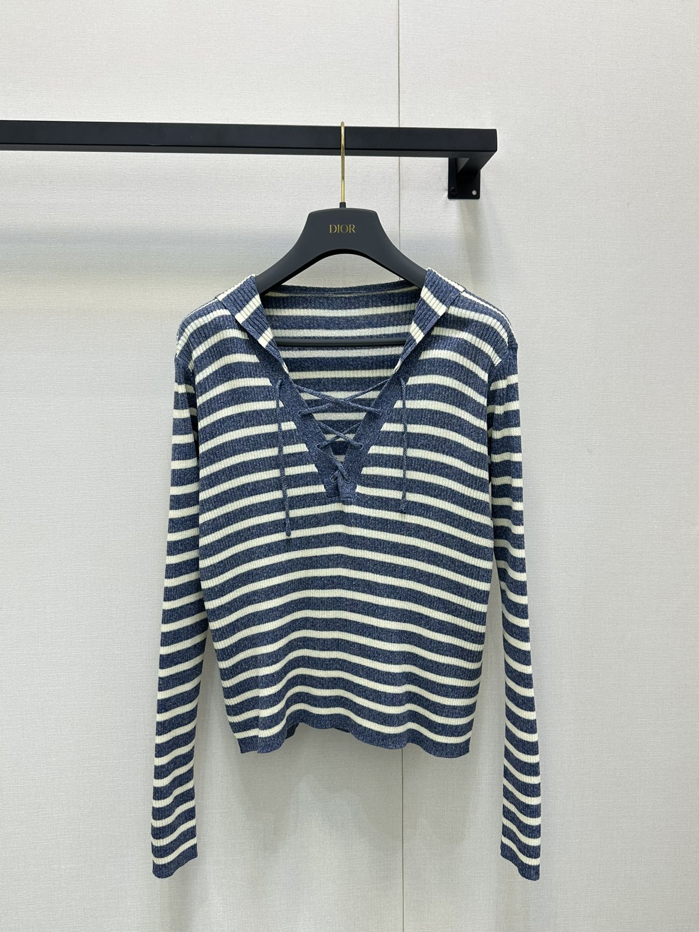 NO:444308,Dio*25Fw autumn and winter new short striped V-neck knitted cardigan, high-end production!  This cardigan comes from the Di*riviera limited series, and is an exquisite and elegant item. The classic style is carefully crafted from linen-blend knitted fabric, decorated with tannin blue and white D-Stripes patterns, paired with Dior Tribales buttons that highlight silver tones CD resin beads to enhance the style, inspired by Dior classic earrings. It can enhance the style for various styles of the Dior limited series. Identify my version S M L. Real-life photos, balenciaga, dior, earrings, alexander wang19860909Dio*25Fw秋冬新款短款条纹V领针织开衫 高版出品！这款开衫来自 Di*riviera 限定系列,是一款精致优雅的单品.经典版型,采用亚麻混纺针织面料精心制作,饰以丹宁蓝色和白色 D-Stripes 图案,搭配突显银色调 CD 树脂珠饰的 Dior Tribales 纽扣提升格调,灵感源自 Dior 经典的耳环.可为 Dioriviera 限定系列的各式造型提升格调.认准我家版本 S M L.大货实拍,,balenciaga,dior,earrings,alexander wang,Women's clothing