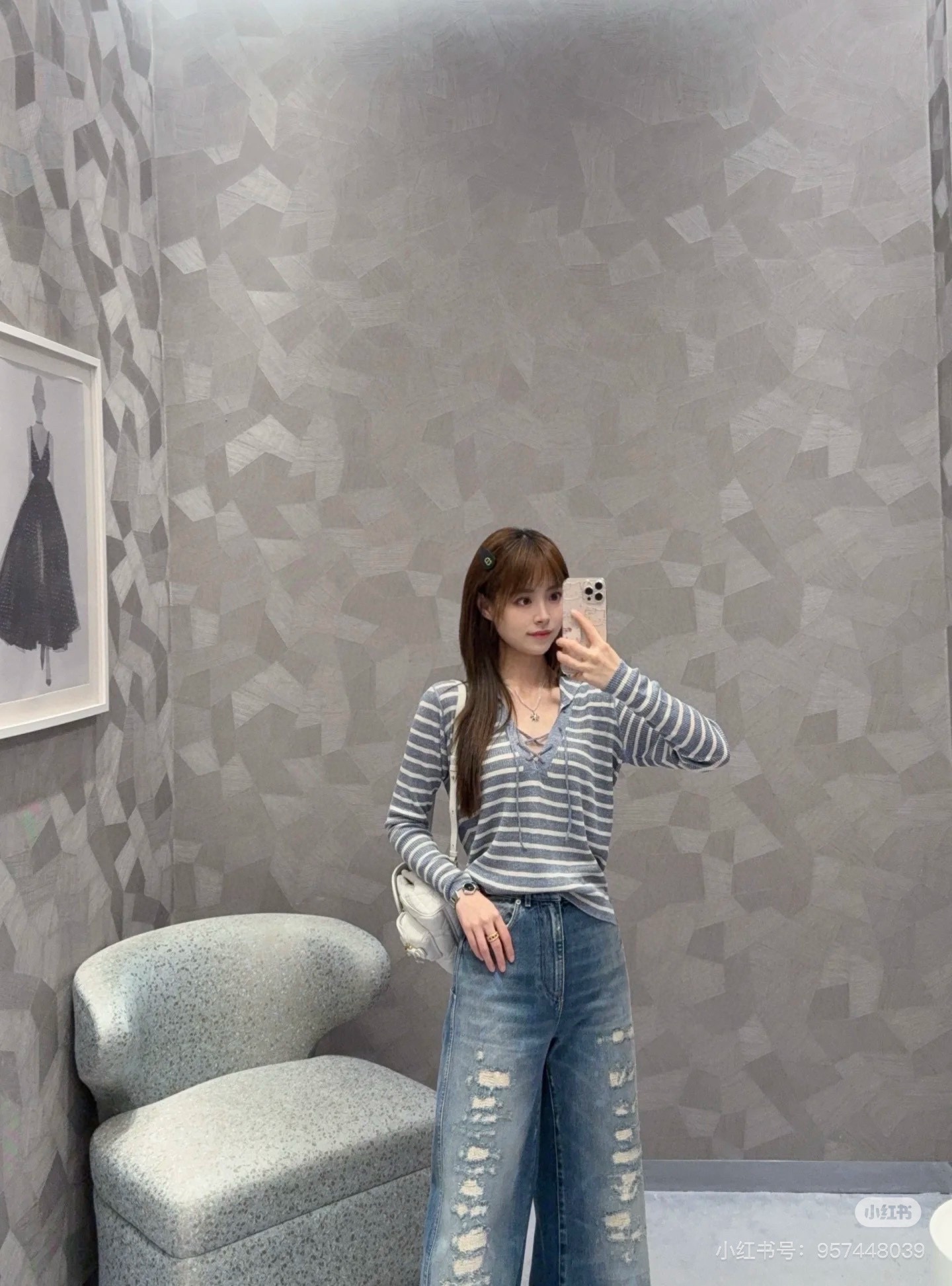 NO:444317,Dio*25Fw autumn and winter new short striped V-neck knitted cardigan, high-end production!  This cardigan comes from the Di*riviera limited series, and is an exquisite and elegant item. The classic style is carefully crafted from linen-blend knitted fabric, decorated with tannin blue and white D-Stripes patterns, paired with Dior Tribales buttons that highlight silver-toned CD resin beads to enhance the style, inspired by Dior classic earrings. It can enhance the style for various styles of the Dioriviera limited series. Identify my version S M L.3 colors, balenciaga, dior, earrings, alexander wang19860909Dio*25Fw秋冬新款短款条纹V领针织开衫 高版出品！这款开衫来自 Di*riviera 限定系列,是一款精致优雅的单品.经典版型,采用亚麻混纺针织面料精心制作,饰以丹宁蓝色和白色 D-Stripes 图案,搭配突显银色调 CD 树脂珠饰的 Dior Tribales 纽扣提升格调,灵感源自 Dior 经典的耳环.可为 Dioriviera 限定系列的各式造型提升格调.认准我家版本 S M L.3色,,balenciaga,dior,earrings,alexander wang,Women's clothing