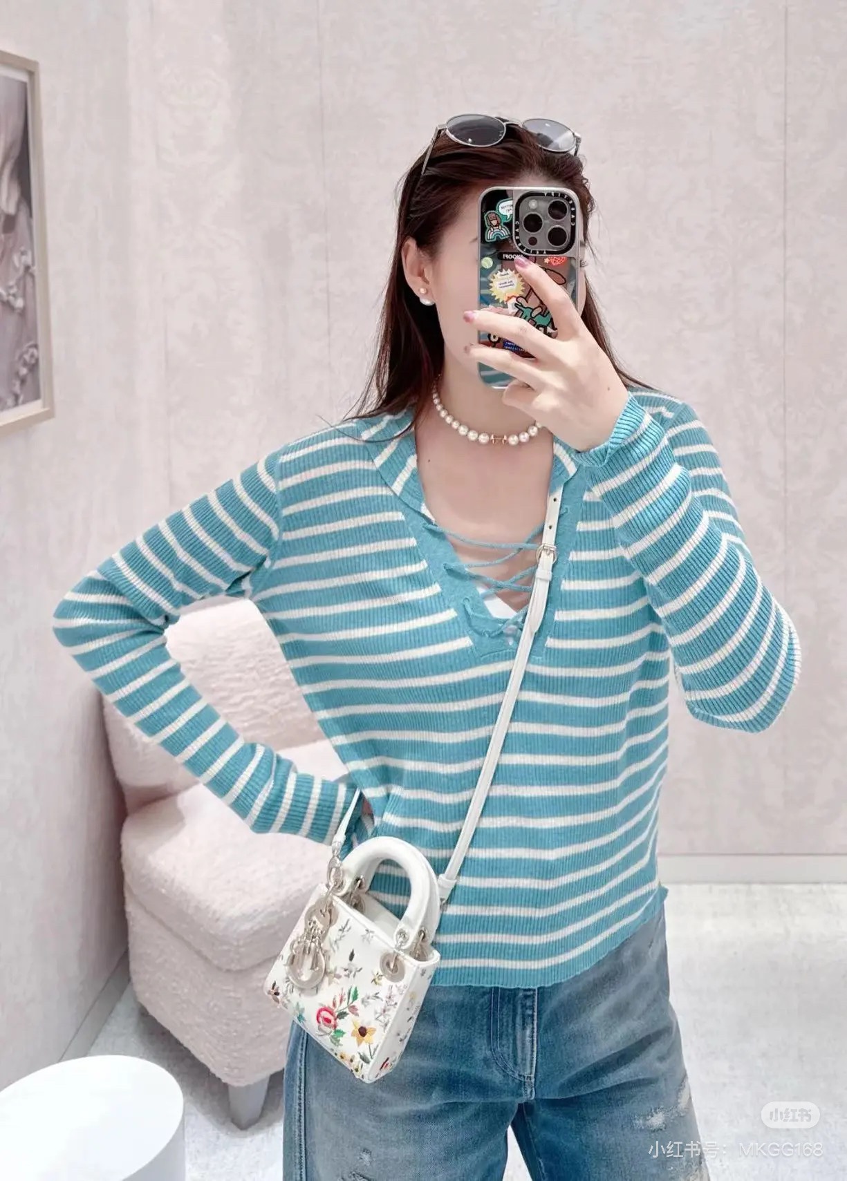 NO:444300,Dio*25Fw autumn and winter new short striped V-neck knitted cardigan, high-end production!  This cardigan comes from the Di*riviera limited series, and is an exquisite and elegant item. The classic style is carefully crafted from linen-blend knitted fabric, decorated with tannin blue and white D-Stripes patterns, paired with Dior Tribales buttons that highlight silver-toned CD resin beads to enhance the style, inspired by Dior classic earrings. It can enhance the style for various styles of the Dioriviera limited series. Identify my version S M L.3 colors, balenciaga, dior, earrings, alexander wang19860909Dio*25Fw秋冬新款短款条纹V领针织开衫 高版出品！这款开衫来自 Di*riviera 限定系列,是一款精致优雅的单品.经典版型,采用亚麻混纺针织面料精心制作,饰以丹宁蓝色和白色 D-Stripes 图案,搭配突显银色调 CD 树脂珠饰的 Dior Tribales 纽扣提升格调,灵感源自 Dior 经典的耳环.可为 Dioriviera 限定系列的各式造型提升格调.认准我家版本 S M L.3色,,balenciaga,dior,earrings,alexander wang,Women's clothing