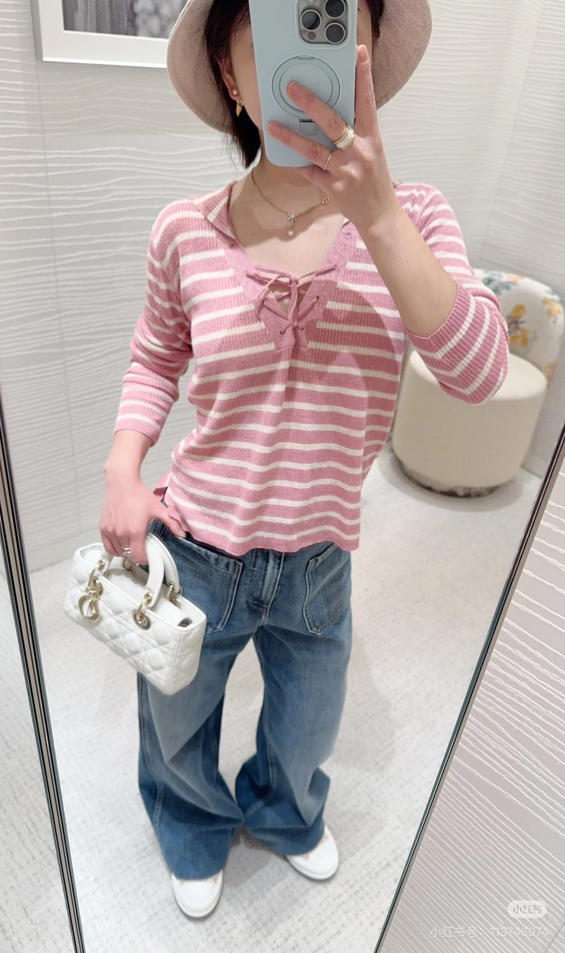 NO:444286,Dio*25Fw autumn and winter new short striped V-neck knitted cardigan, high-end production!  This cardigan comes from the Di*riviera limited series, and is an exquisite and elegant item. The classic style is carefully crafted from linen-blend knitted fabric, decorated with tannin blue and white D-Stripes patterns, paired with Dior Tribales buttons that highlight silver-toned CD resin beads to enhance the style, inspired by Dior classic earrings. It can enhance the style for various styles of the Dioriviera limited series. Identify my version S M L.3 colors, balenciaga, dior, earrings, alexander wang19860909Dio*25Fw秋冬新款短款条纹V领针织开衫 高版出品！这款开衫来自 Di*riviera 限定系列,是一款精致优雅的单品.经典版型,采用亚麻混纺针织面料精心制作,饰以丹宁蓝色和白色 D-Stripes 图案,搭配突显银色调 CD 树脂珠饰的 Dior Tribales 纽扣提升格调,灵感源自 Dior 经典的耳环.可为 Dioriviera 限定系列的各式造型提升格调.认准我家版本 S M L.3色,,balenciaga,dior,earrings,alexander wang,Women's clothing