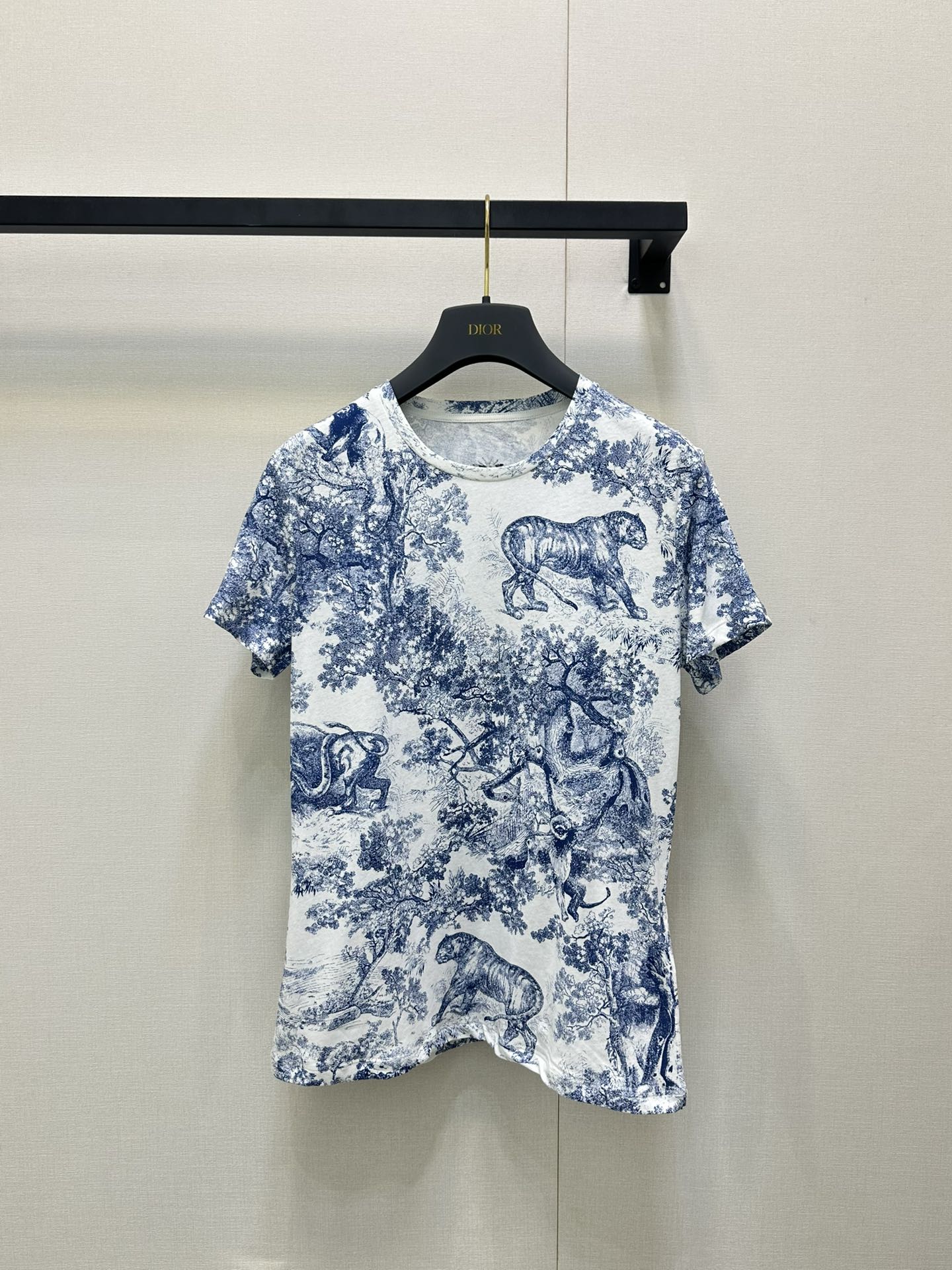 NO:444252,Dior25 new super beautiful T-shirts come from the Dioreviera limited series, decorated with Sauvage Juyi prints, and a new interpretation of Dior classic patterns. They are carefully crafted in white and lily of the valley green cotton and linen-blend jersey fabrics. The regular version is matched with a round neck design, and the back is decorated with classic bee and CD logo. They can be matched with other Dioreviera products to create a sophisticated look!  SML big-ticket real shots, dior, tees, t-shirt, alexander wang19860909Dior25新款 超美的T恤 T恤来自Dioriviera 限定系列,饰以Sauvage 茹伊印花,全新演绎Dior经典图案.采用白色和铃兰绿色棉质和亚麻混纺平纹针织面料 精心制作,常规版型搭配圆领设计,背面饰以经典小蜜蜂和CD标志.可与其他 Dioriviera 単品搭配,打造精致造型！SML大货实拍,,dior,tees，t-shirt,alexander wang,Women's clothing