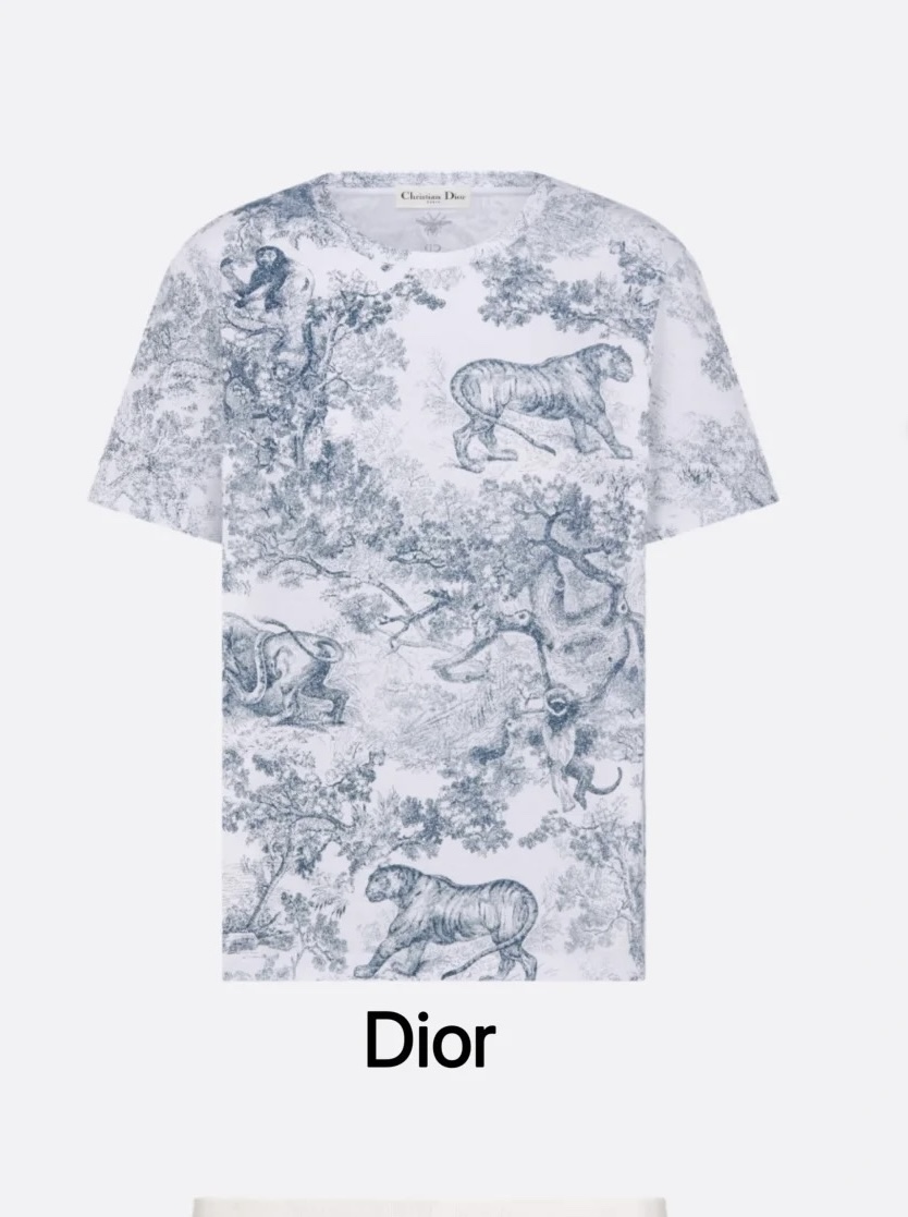 NO:444257,Dior25 new super beautiful T-shirts come from the Dioreviera limited series, decorated with Sauvage Juyi prints, and a new interpretation of Dior classic patterns. They are carefully crafted in white and lily of the valley green cotton and linen-blend jersey fabrics. The regular version is matched with a round neck design, and the back is decorated with classic bee and CD logo. They can be matched with other Dioreviera products to create a sophisticated look!  SML,dior,tees,t-shirt,alexander wang19860909Dior25新款 超美的T恤 T恤来自Dioriviera 限定系列,饰以Sauvage 茹伊印花,全新演绎Dior经典图案.采用白色和铃兰绿色棉质和亚麻混纺平纹针织面料 精心制作,常规版型搭配圆领设计,背面饰以经典小蜜蜂和CD标志.可与其他 Dioriviera 単品搭配,打造精致造型！SML,,dior,tees，t-shirt,alexander wang,Women's clothing
