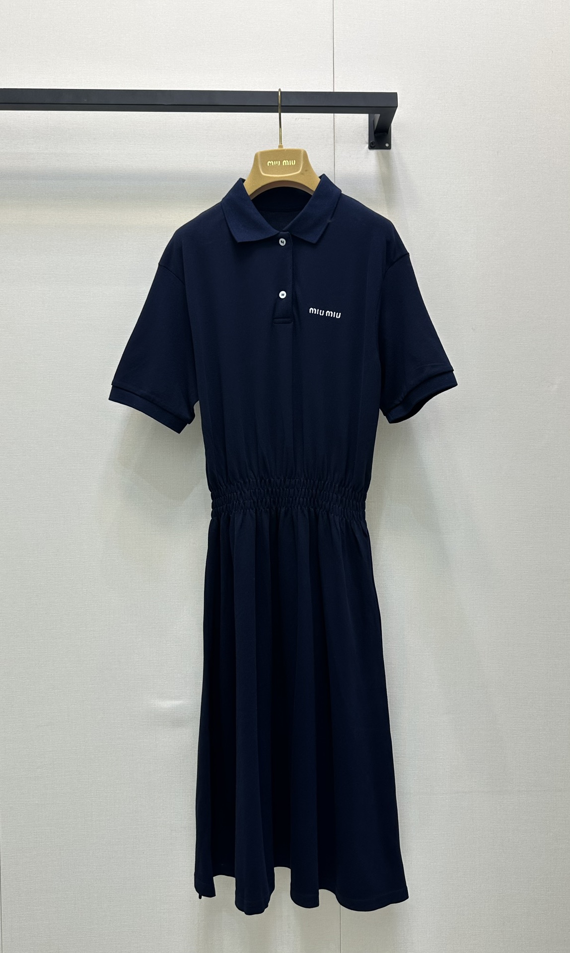 NO:444267,Miumi* 25Ss Spring and Summer New Lapel Letter Embroidered Casual Short Sleeve Dress. Original Developed!  High-end production!  Use custom skin-friendly beaded cotton fabric, age-reducing Polo collar style, fitted style, huge slim upper body, and classic logo embroidery on the chest, successfully counterattacked to become the popular internet celebrity ~ Spot SML. Coffee blue big product real shot, miumiu, skirts, T-shirt, alexander wang19860909Miumi* 25Ss春夏新款 翻领字母刺绣休闲短袖连衣裙.原版开发！高版出品！采用定制的亲肤珠地棉质面料,减龄Polo领版型,合身版型上身巨显瘦,胸口饰以经典logo徽标刺绣,成功逆袭为当下的网红爆款~现货 SML.咖色 蓝色大货实拍,,miumiu,skirts,T-shirt,alexander wang,Women's clothing