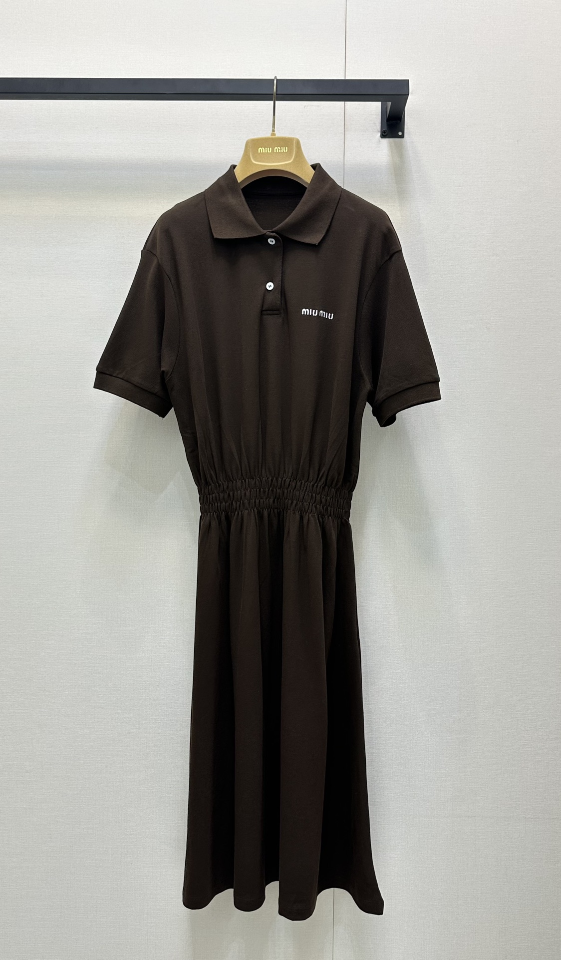 NO:444282,Miumi* 25Ss Spring and Summer New Lapel Letter Embroidered Casual Short Sleeve Dress. Original Developed!  High-end production!  Use custom skin-friendly beaded cotton fabric, age-reducing Polo collar style, fitted style, huge slim upper body, and classic logo embroidery on the chest, successfully counterattacked to become the popular internet celebrity ~ Spot SML. Coffee blue big product real shot, miumiu, skirts, T-shirt, alexander wang19860909Miumi* 25Ss春夏新款 翻领字母刺绣休闲短袖连衣裙.原版开发！高版出品！采用定制的亲肤珠地棉质面料,减龄Polo领版型,合身版型上身巨显瘦,胸口饰以经典logo徽标刺绣,成功逆袭为当下的网红爆款~现货 SML.咖色 蓝色大货实拍,,miumiu,skirts,T-shirt,alexander wang,Women's clothing