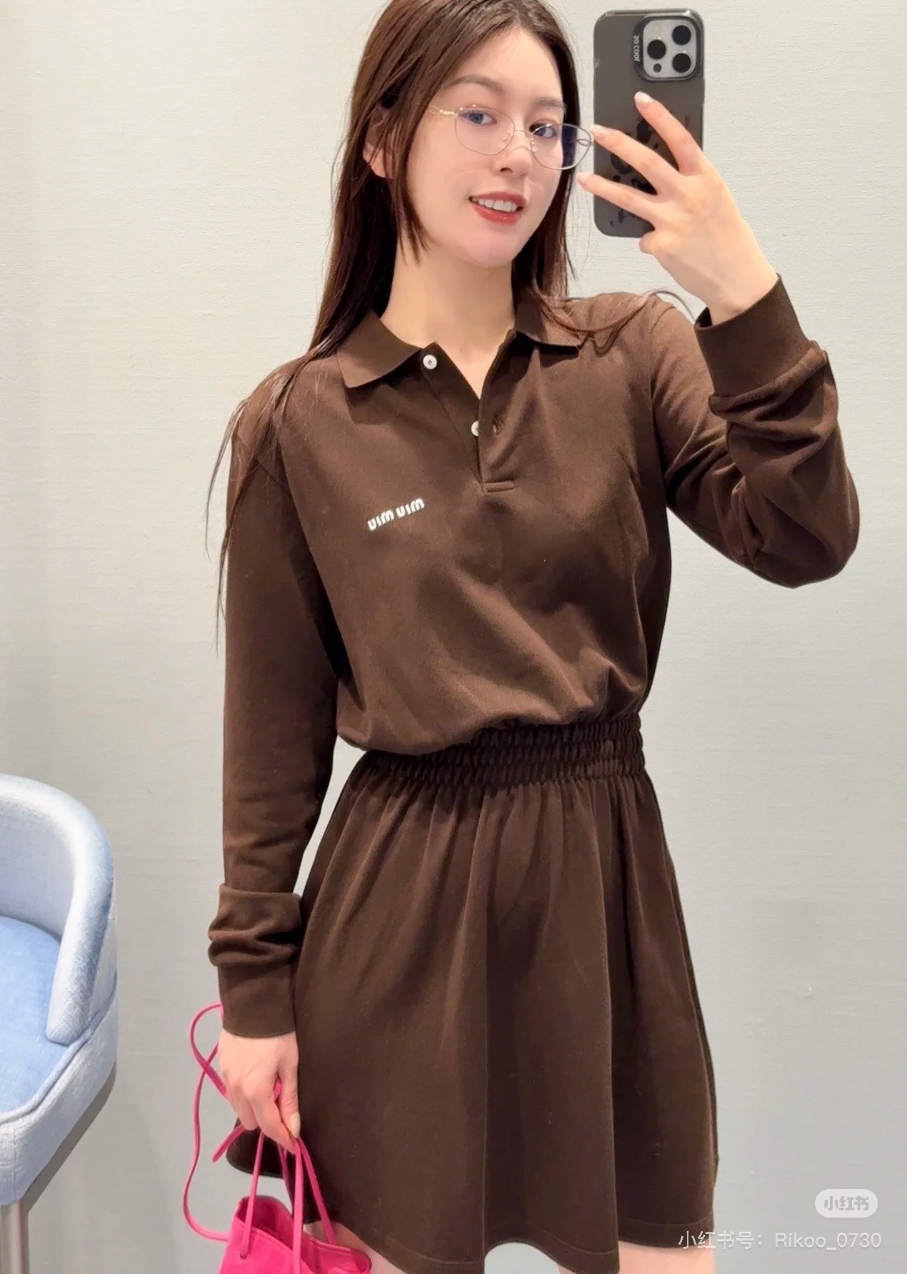 NO:444297,Miumi* 25Ss Spring and Summer New Lapel Letter Embroidered Casual Long Sleeve Dress. Original Developed!  High-end production!  Use custom-made skin-friendly beaded cotton fabric, age-reducing Polo collar style, fitted style, huge slim upper body, and classic logo embroidery on the chest, successfully counterattacking to become the popular internet celebrity ~ Spot SML.Coffee,,miumiu, skirts,alexander wang19860909Miumi* 25Ss春夏新款 翻领字母刺绣休闲长袖连衣裙.原版开发！高版出品！采用定制的亲肤珠地棉质面料,减龄Polo领版型,合身版型上身巨显瘦,胸口饰以经典logo徽标刺绣,成功逆袭为当下的网红爆款~现货 SML.咖色,,miumiu,skirts,alexander wang,Women's clothing