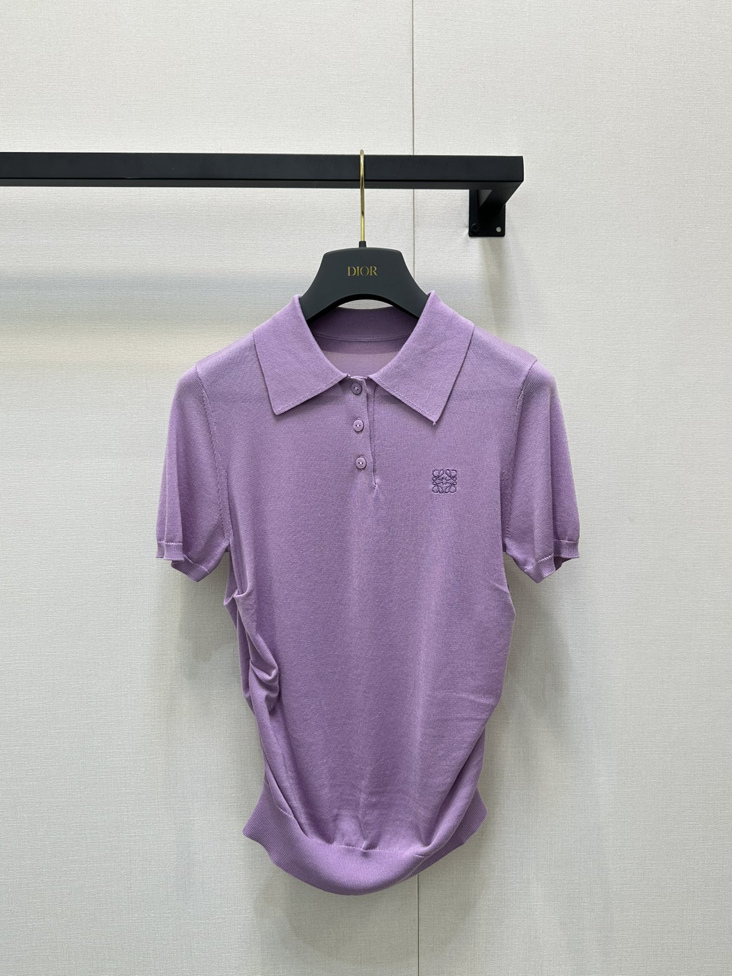 NO:445135,Loew* 25Ss Spring and Summer New Purple Micro-Class Wrinkled Lapel Short Sleeve Top. Original Development!  High-end production!  Full of tricks, pinch the hem arc on the side, look at the visual waist from the front, look at the side, and raise the waistline to show the length of the legs, which is 360 degrees to make you look taller and thin. The purple of the rock rose is the faint purple, which is super white① The whole thing is gentle. The knitted soft and delicate texture. The workmanship quality depends on the details. Spot SML!  Black purple big product real shot, loewe, T-shirt, alexander wang19860909Loew* 25Ss春夏新款 紫色微标褶皱翻领短袖上衣.原版开发！高版出品！满满的小心机 侧面捏褶下摆圆弧 从正面看视觉收腰 侧面看又拉高腰线显腿长 妥妥的360度显高显瘦 岩蔷薇紫是那种淡淡的紫 超级显白① 整被温柔住了 针织柔软细腻质感 做工品质看细节.现货 SML！黑色 紫色大货实拍,,loewe,T-shirt,alexander wang,Women's clothing