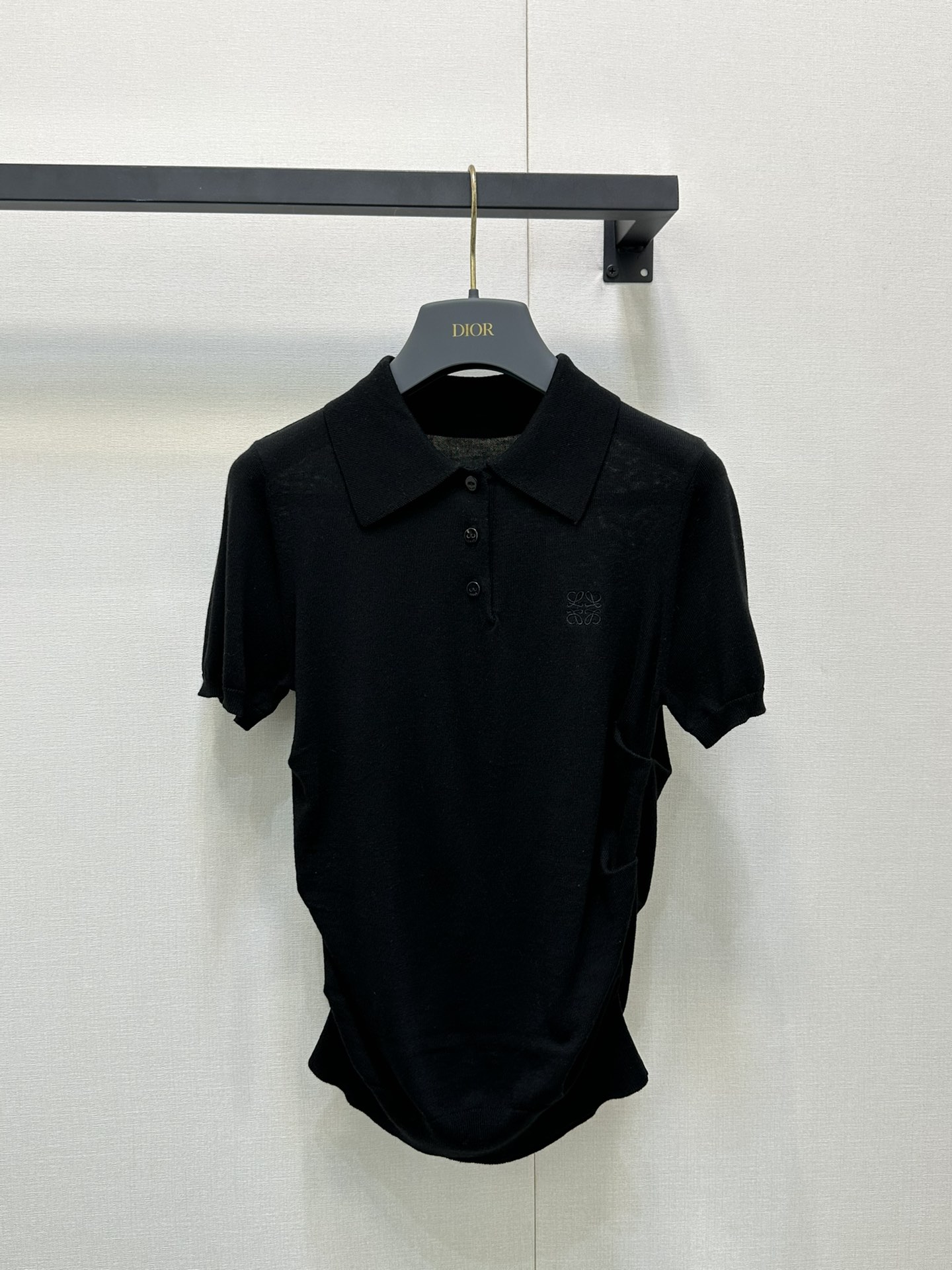 NO:445147,Loew* 25Ss Spring and Summer New Purple Micro-Class Wrinkled Lapel Short Sleeve Top. Original Development!  High-end production!  Full of tricks, pinch the hem arc on the side, look at the visual waist from the front, look at the side, and raise the waistline to show the length of the legs, which is 360 degrees to make you look taller and thin. The purple of the rock rose is the faint purple, which is super white① The whole thing is gentle. The knitted soft and delicate texture. The workmanship quality depends on the details. Spot SML!  Black purple big product real shot, loewe, T-shirt, alexander wang19860909Loew* 25Ss春夏新款 紫色微标褶皱翻领短袖上衣.原版开发！高版出品！满满的小心机 侧面捏褶下摆圆弧 从正面看视觉收腰 侧面看又拉高腰线显腿长 妥妥的360度显高显瘦 岩蔷薇紫是那种淡淡的紫 超级显白① 整被温柔住了 针织柔软细腻质感 做工品质看细节.现货 SML！黑色 紫色大货实拍,,loewe,T-shirt,alexander wang,Women's clothing