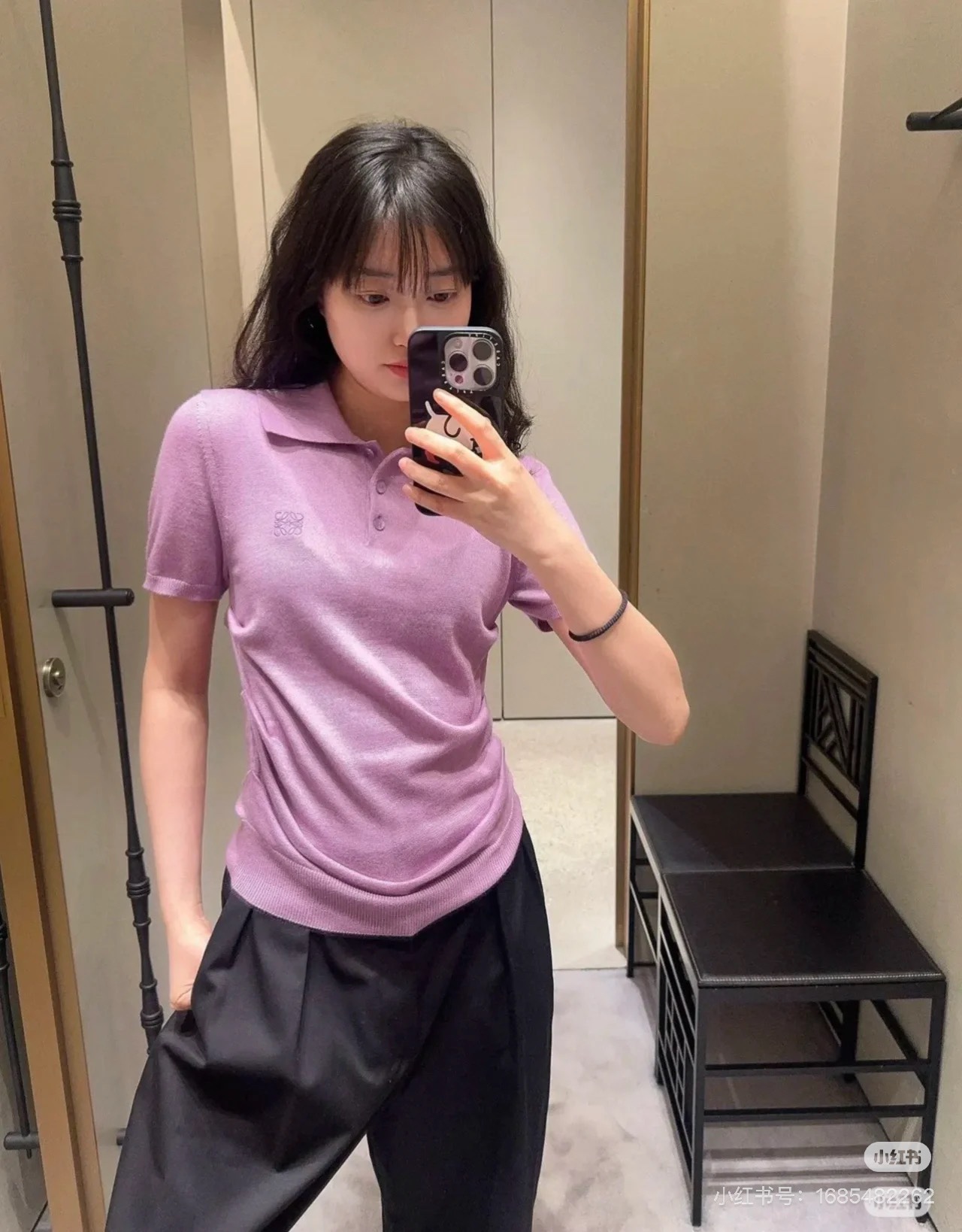 NO:445141,Loew* 25Ss Spring and Summer New Purple Micro-Class Wrinkled Lapel Short Sleeve Top. Original Development!  High-end production!  Full of tricks, pinch the hem arc on the side, look at the visual waist from the front, look at the side, and raise the waistline to show the length of the legs, which is 360 degrees to make you look taller and thin. The purple of the rock rose is the faint purple, which is super white① The whole thing is gentle. The knitted soft and delicate texture. The workmanship quality depends on the details. Spot SML!  Black Purple P, loewe, T-shirt,alexander wang19860909Loew* 25Ss春夏新款 紫色微标褶皱翻领短袖上衣.原版开发！高版出品！满满的小心机 侧面捏褶下摆圆弧 从正面看视觉收腰 侧面看又拉高腰线显腿长 妥妥的360度显高显瘦 岩蔷薇紫是那种淡淡的紫 超级显白① 整被温柔住了 针织柔软细腻质感 做工品质看细节.现货 SML！黑色 紫色P,,loewe,T-shirt,alexander wang,Women's clothing