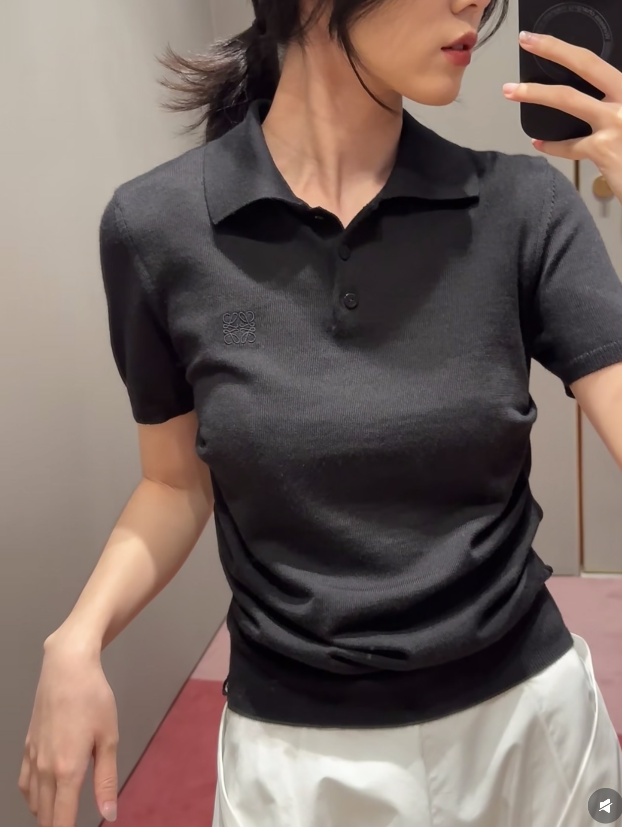 NO:445154,Loew* 25Ss Spring and Summer New Style Purple Micro-Class Wrinkled Lapel Short-Sleeve Top | Exclusive YB Development!  High-end production!  Full of tricks, pinch the hem arc on the side, look at the visual waist from the front, look at the side, and raise the waistline to show the length of the legs, which is 360 degrees to make you look taller and thin. The purple of the rock rose is the faint purple, which is super white① The whole thing is gentle. The knitted soft and delicate texture. The workmanship quality depends on the details. Spot SML!  black purple, loewe, T-shirt,alexander wang19860909Loew* 25Ss春夏新款 紫色微标褶皱翻领短袖上衣丨独家yb开发！高版出品！满满的小心机 侧面捏褶下摆圆弧 从正面看视觉收腰 侧面看又拉高腰线显腿长 妥妥的360度显高显瘦 岩蔷薇紫是那种淡淡的紫 超级显白① 整被温柔住了 针织柔软细腻质感 做工品质看细节.现货 SML！黑色 紫色,,loewe,T-shirt,alexander wang,Women's clothing