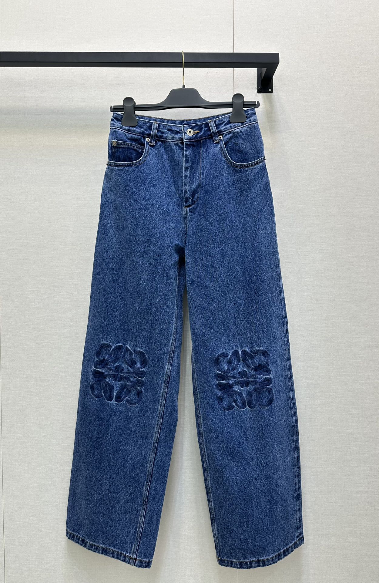 NO:445160,Loew* 25Ss spring and summer new style retro embroidered logo denim jeans trousers. Original development!  High-end production!  It uses imported denim jean fabric. logo embroidery. The overall design is very distinctive. It is charming and long legs are easily owned. The yb open-mould buttons have a very good texture. Various T-shirts and tops are easily matched!  Spot SML big-ticket real shot, loewe, tees, t-shirt, alexander wang19860909Loew* 25Ss春夏新款 复古刺绣logo丹宁牛仔长裤.原版开发！高版出品！采用进口丹宁牛仔面料.logo徽标刺绣,整体的设计非常有特色的,迷人大长腿轻松拥有,yb开模扣子质感超好,各种T恤上衣轻松搭配！现货 SML大货实拍,,loewe,tees，t-shirt,alexander wang,Women's clothing