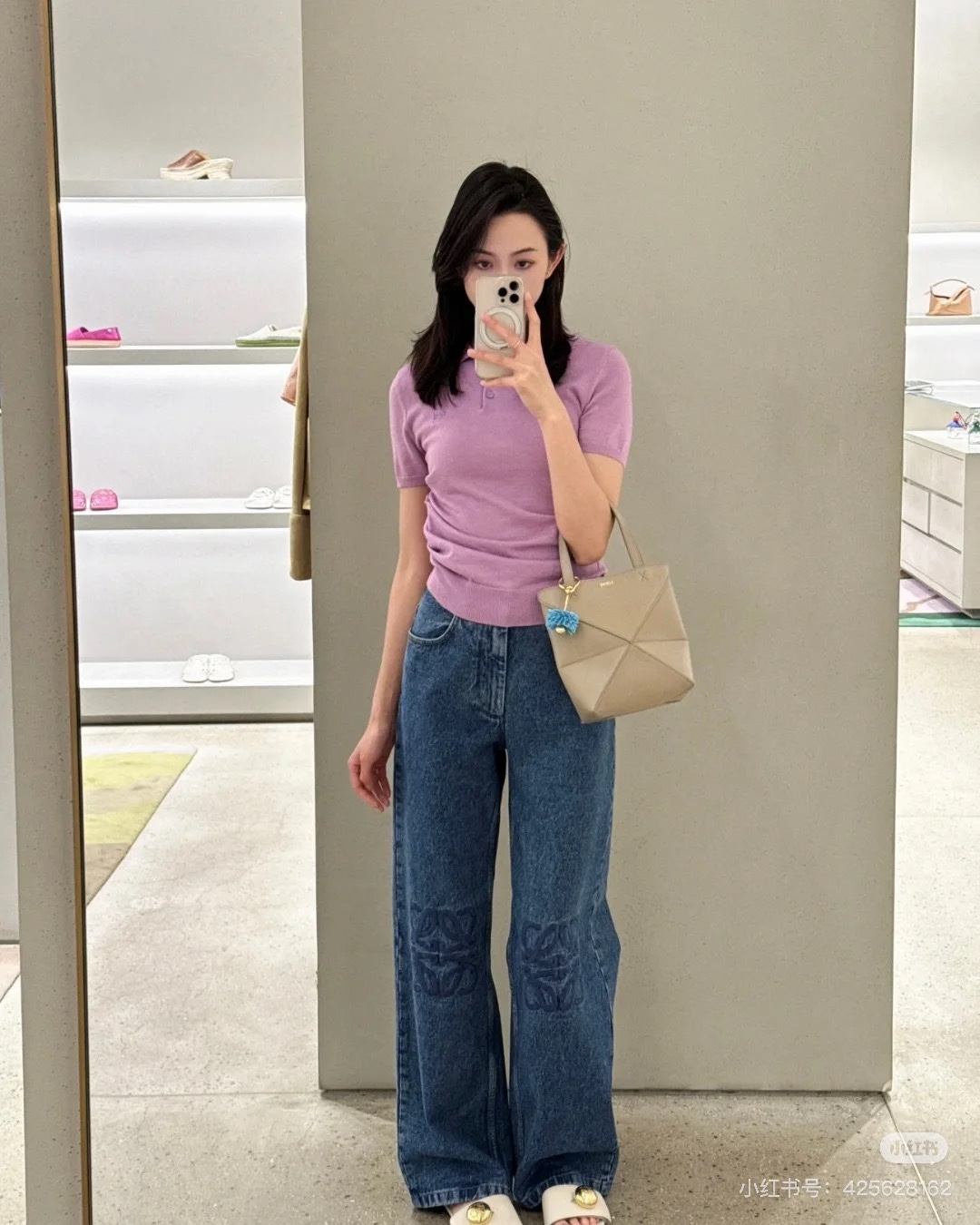 NO:445166,Loew* 25Ss spring and summer new style retro embroidered logo denim jeans trousers. Original development!  High-end production!  It uses imported denim jean fabric. logo embroidery. The overall design is very distinctive. It is charming and long legs are easily owned. The yb open-mould buttons have a very good texture. Various T-shirts and tops are easily matched!  Spot SML, loewe,tees,t-shirt,alexander wang19860909Loew* 25Ss春夏新款 复古刺绣logo丹宁牛仔长裤.原版开发！高版出品！采用进口丹宁牛仔面料.logo徽标刺绣,整体的设计非常有特色的,迷人大长腿轻松拥有,yb开模扣子质感超好,各种T恤上衣轻松搭配！现货 SML,,loewe,tees，t-shirt,alexander wang,Women's clothing