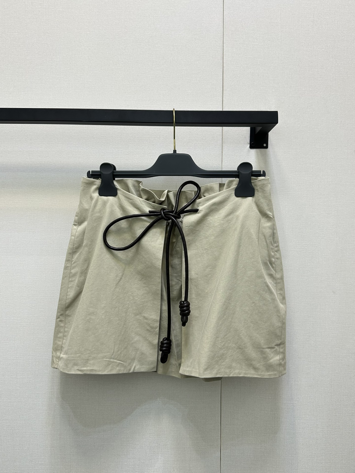 NO:445181,Loew* 25Ss spring and summer new style, vertical cut drawstring and piece skirt. Original development!  High-end production!  Modern and fashionable positioning bouquets have a strong pleated design!  The style of the film is not picky!  Imported twill pure cotton fabric has super texture!  The classic style is versatile and fashionable!  Super slim on the upper body!  The imported pure cotton fabric has a wide and stylish texture!  Highly recommended single products, 2 colors SML large-scale real shots, loewe, skirts, alexander wang19860909Loew* 25Ss春夏新款 立裁抽绳搭片半裙.原版开发！高版出品！摩登时髦定位花束褶皱设计感超强！搭片版型不挑人！进口斜纹纯棉布面料质感超物！经典版型百搭又时髦！上身超显瘦！进口纯棉面料质感挺阔有型！强烈推荐单品,2色 现货SML大货实拍,,loewe,skirts,alexander wang,Women's clothing