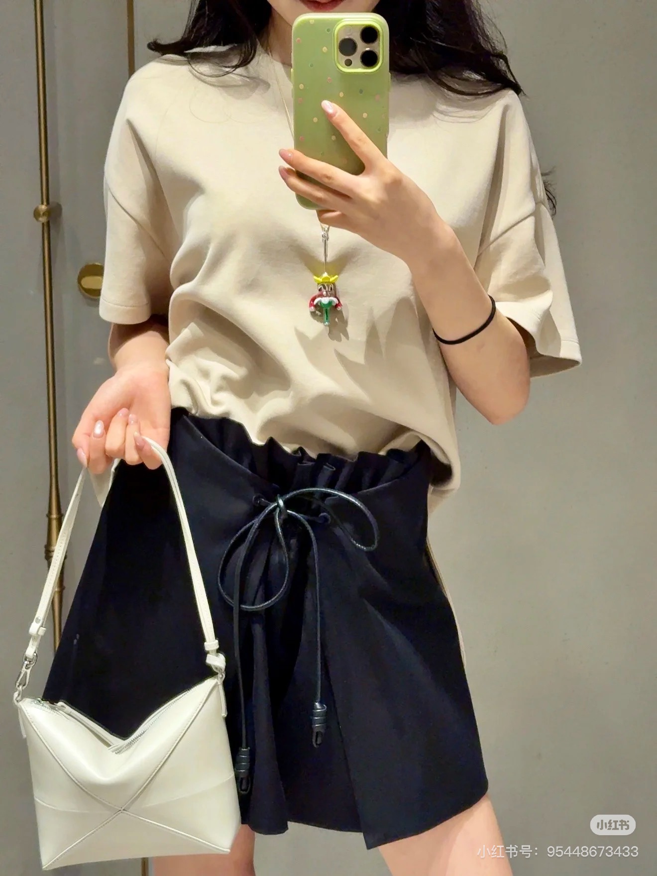 NO:445176,Loew* 25Ss spring and summer new style, vertical cut drawstring and piece skirt. Original development!  High-end production!  Modern and fashionable positioning bouquets have a strong pleated design!  The style of the film is not picky!  Imported twill pure cotton fabric has super texture!  The classic style is versatile and fashionable!  Super slim on the upper body!  The imported pure cotton fabric has a wide and stylish texture!  Highly recommended single product, 2 colors SML, loewe, skirts, alexander wang19860909Loew* 25Ss春夏新款 立裁抽绳搭片半裙.原版开发！高版出品！摩登时髦定位花束褶皱设计感超强！搭片版型不挑人！进口斜纹纯棉布面料质感超物！经典版型百搭又时髦！上身超显瘦！进口纯棉面料质感挺阔有型！强烈推荐单品,2色 现货SML,,loewe,skirts,alexander wang,Women's clothing