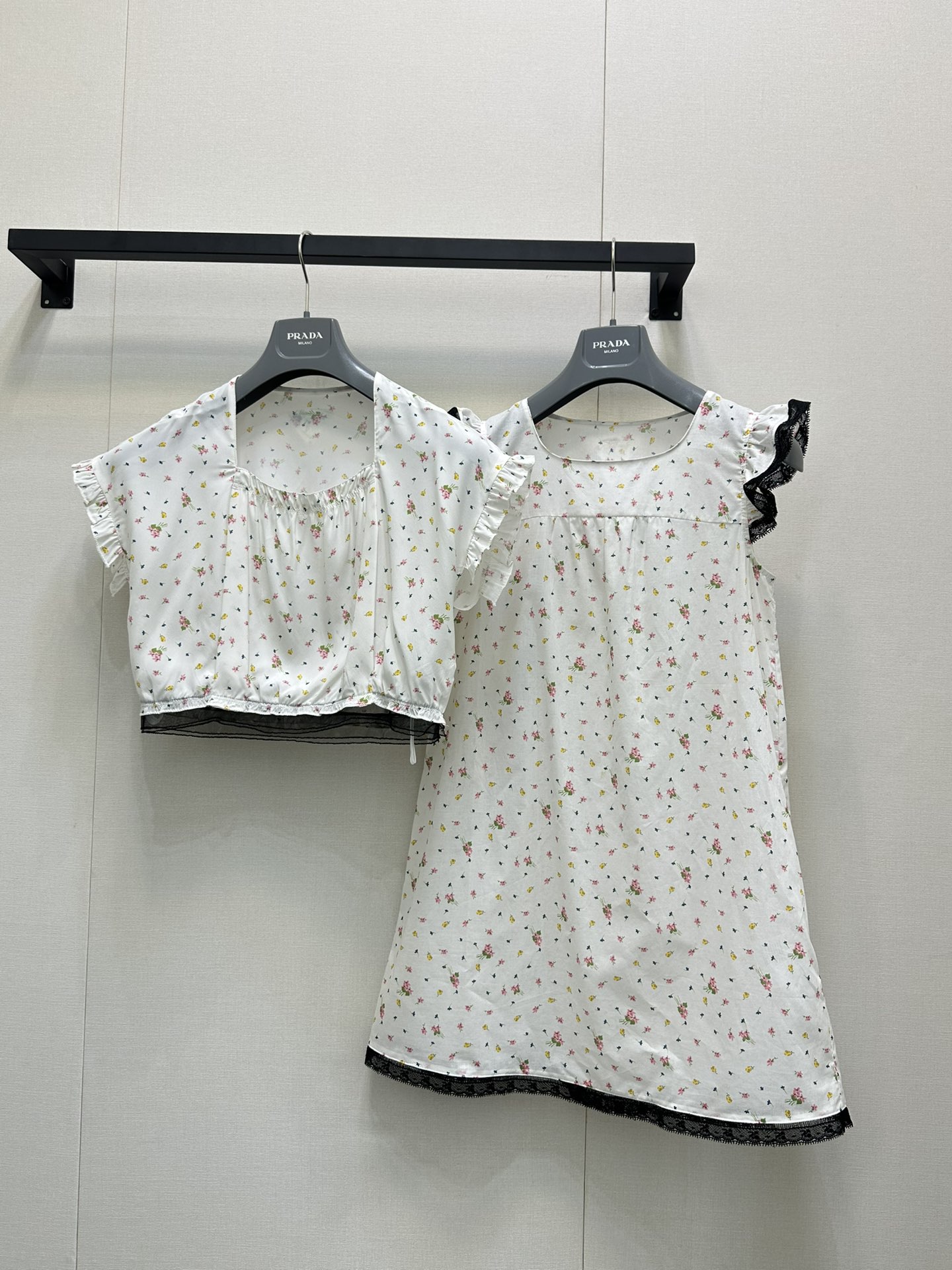 NO:445192,Prad* 25ss Spring and Summer New Style Sweet Ruffled Cuff Floral Silk Shirt. Original Developed!  High-end production!  An excellent choice for spring outfits!  The hand-sleeved lace design is designed with exquisite and delicate lace parts, and the printed parts are bright in color and vivid in patterns. It really reveals high quality in every part. When you wear it, it feels like you are in a spring garden, with a fairy spirit and beautiful beauty!  It's really super versatile!  Whether it is paired with high heels or flat shoes, you can easily create different styles. Spot SML large-scale real photos, prada, flats, high heels, real silk, alexander wang19860909Prad* 25ss春夏新款 甜美荷叶边袖口碎花真丝小衫.原版开发！高版出品！春日穿搭的绝佳选择！手袖拼接蕾丝设计,蕾丝部分精致细腻,印花部分色彩鲜艳、图案生动,真的是每一处都透露着高品质.穿在身上,仿佛置身于春日的花园中,仙气飘飘,美不胜收！真的是超级百搭！无论是搭配高跟鞋还是平底鞋,都能轻松打造出不同的风格.现货 SML大货实拍,,prada,flats,high heels,real silk,alexander wang,Women's clothing