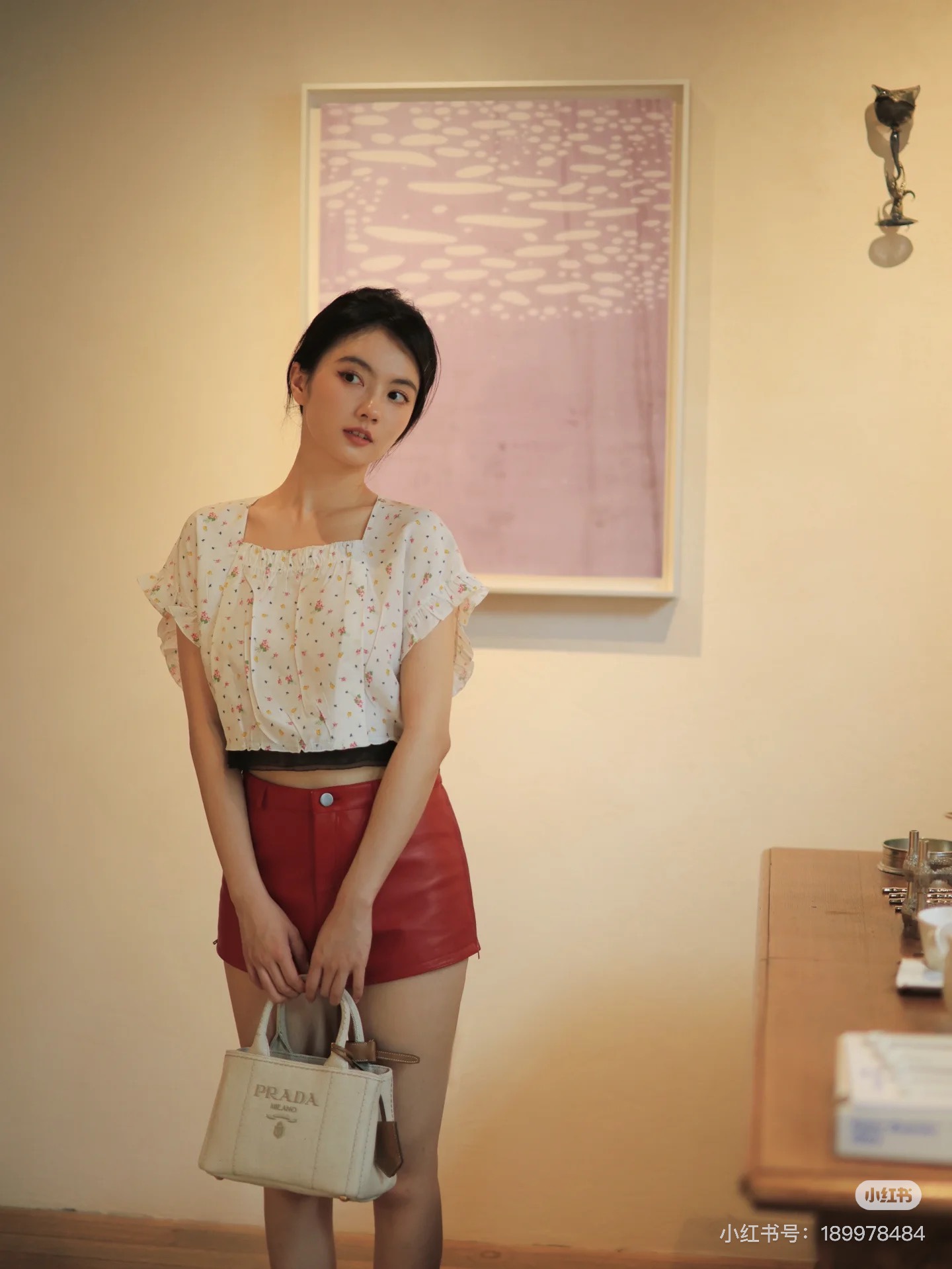 NO:445200,Prad* 25ss Spring and Summer New Style Sweet Ruffled Cuff Floral Silk Shirt. Original Developed!  High-end production!  An excellent choice for spring outfits!  The hand-sleeved lace design is designed with exquisite and delicate lace parts, and the printed parts are bright in color and vivid in patterns. It really reveals high quality in every part. When you wear it, it feels like you are in a spring garden, with a fairy spirit and beautiful beauty!  It's really super versatile!  Whether it is paired with high heels or flat shoes, you can easily create different styles. Spot SML, prada, flats, high heels, real silk, alexander wang19860909Prad* 25ss春夏新款 甜美荷叶边袖口碎花真丝小衫.原版开发！高版出品！春日穿搭的绝佳选择！手袖拼接蕾丝设计,蕾丝部分精致细腻,印花部分色彩鲜艳、图案生动,真的是每一处都透露着高品质.穿在身上,仿佛置身于春日的花园中,仙气飘飘,美不胜收！真的是超级百搭！无论是搭配高跟鞋还是平底鞋,都能轻松打造出不同的风格.现货 SML,,prada,flats,high heels,real silk,alexander wang,Women's clothing