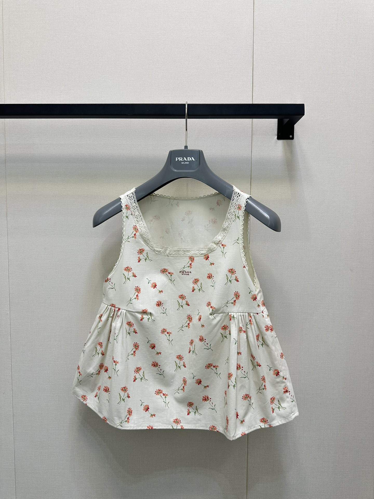 NO:445207,Prad* 25ss Spring and Summer New Style Floral Printed Vest + Shorts Set. Original Development High-Premium Production!  Spliced ​​lace embellishments, full of girlishness, a set of upper body is a blessing for sweet girls, cute and age-reducing, recommended for versatile summer items, workmanship quality depends on details. Spot SML large-scale real shots, prada, shorts, alexander wang19860909Prad* 25ss春夏新款 碎花印花背心+短裤套装.原版开发 高版出品！拼接蕾边点缀 少女感满满 一套上身简直是甜妹福音 可爱又减龄 夏日百搭单品推荐 做工品质看细节.现货 SML大货实拍,,prada,shorts,alexander wang,Women's clothing