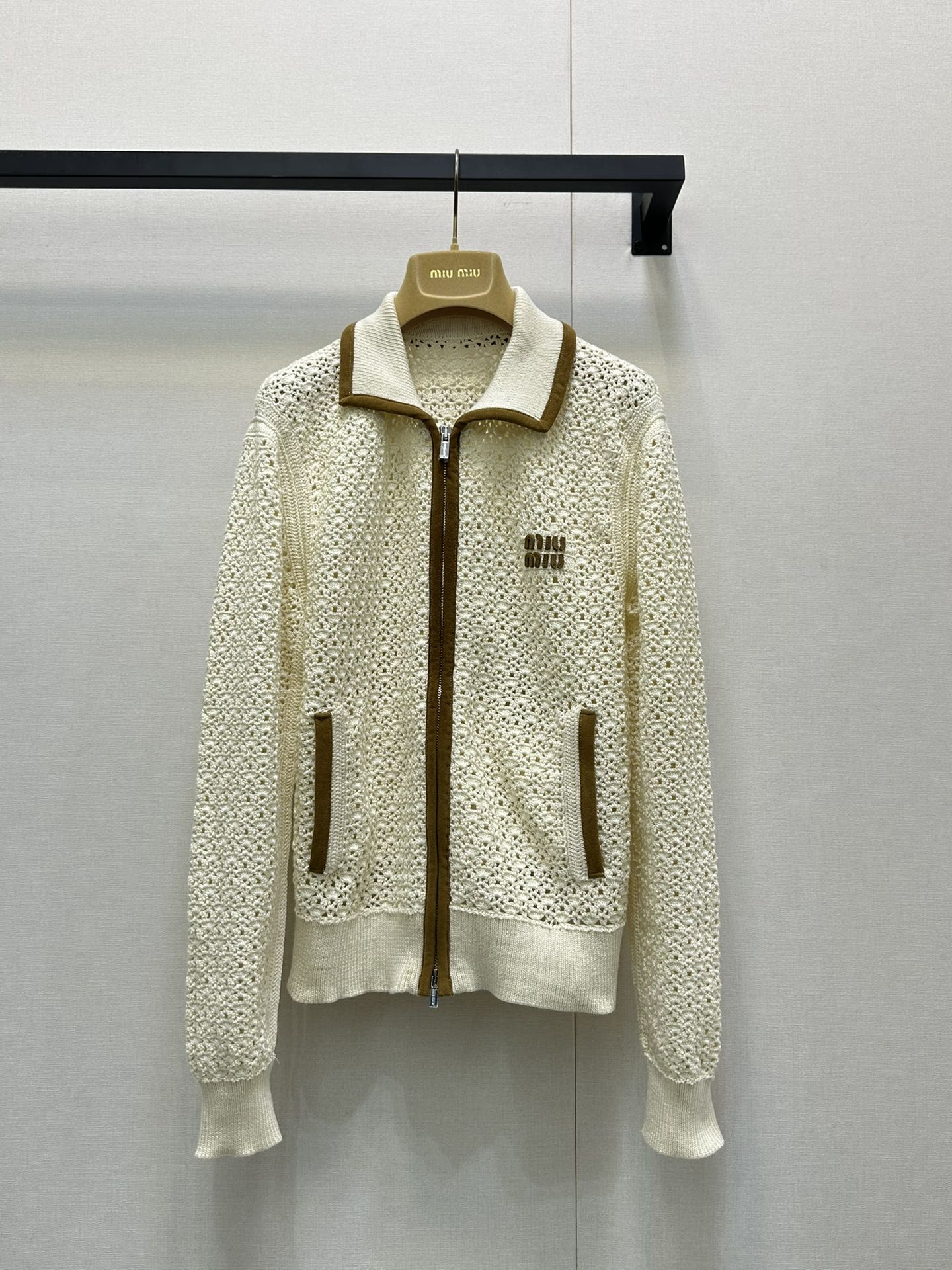 NO:445214,Miu Miu 2025 summer new hand-hooked jacket integrates weaving technology into the design. It uses hollow woven leather fabric to present a light and breathable texture, and at the same time, it is cleverly matched with brown trim at the edges to form a visual sense of layering and exquisiteness. The brand's iconic 'MIU MIU' letter logo embellishes it, highlighting the brand's unique style and recognition. Whether you are enjoying the sunny beach during vacation or walking on the streets of the city, this outfit allows you to show a casual and elegant fashion attitude, easily becoming the focus of everyone's attention. Identify my version SML large-scale real shots, miumiu, jackets & coats, alexander wang19860909Miu Miu 2025 夏季新品手勾织外套 将编织工艺融入设计.采用镂空编织真皮面料 呈现出轻盈透气的质感,同时在边缘处巧妙搭配棕色饰边,形成视觉上的层次感与精致感.品牌标志性的 “MIU MIU” 字母标识点缀其上,彰显品牌独特的风格与辨识度.无论是在度假时享受阳光沙滩,还是在都市街头漫步,这套服装都能让你展现出随性又不失优雅的时尚态度,轻松成为众人瞩目的焦点 认准我家版本 SML大货实拍,,miumiu,jackets & coats,alexander wang,Women's clothing