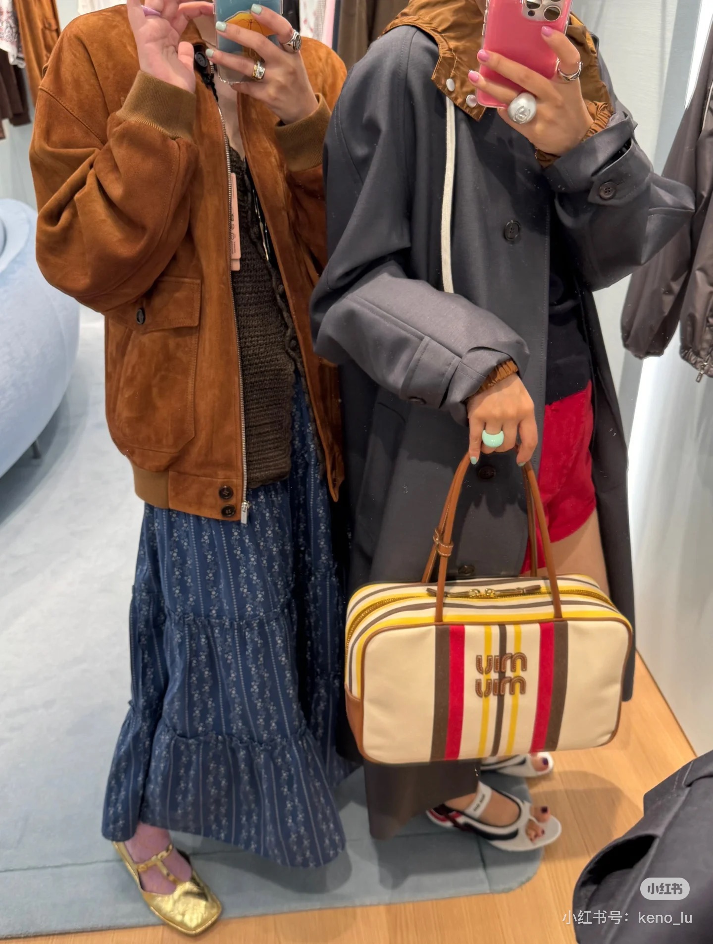 NO:446079,Miumiu25 early autumn new fake two-family windbreaker design contrasting color hat design, hat can be detached, gray-tuned coat has a slack feeling, hooded design combines casualness and casualness, contrasting color lining adds layering. The buttons are neatly arranged, and the pockets hide a little lazy, and the long style is suitable for a variety of styles. It is a fashionable 'armor' that can accompany you through different seasons, easily covering the relaxed atmosphere~ Fashionable essence must be entered~ Identify my version SML,,miumiu,hats,alexander wang19860909Miumiu25早秋新款假两家风衣 撞色帽子设计 帽子可拆卸 灰调大衣自带松弛感,连帽设计糅合休闲与随性,撞色内衬添层次.纽扣排列利落,口袋藏起小慵懒,长款版型适配多种风格,单穿或叠搭都很出彩,是能陪你走过不同季节的时尚「铠甲」,轻松罩住松弛氛围~ 时髦精必入～认准我家版本 SML,,miumiu,hats,alexander wang,Women's clothing