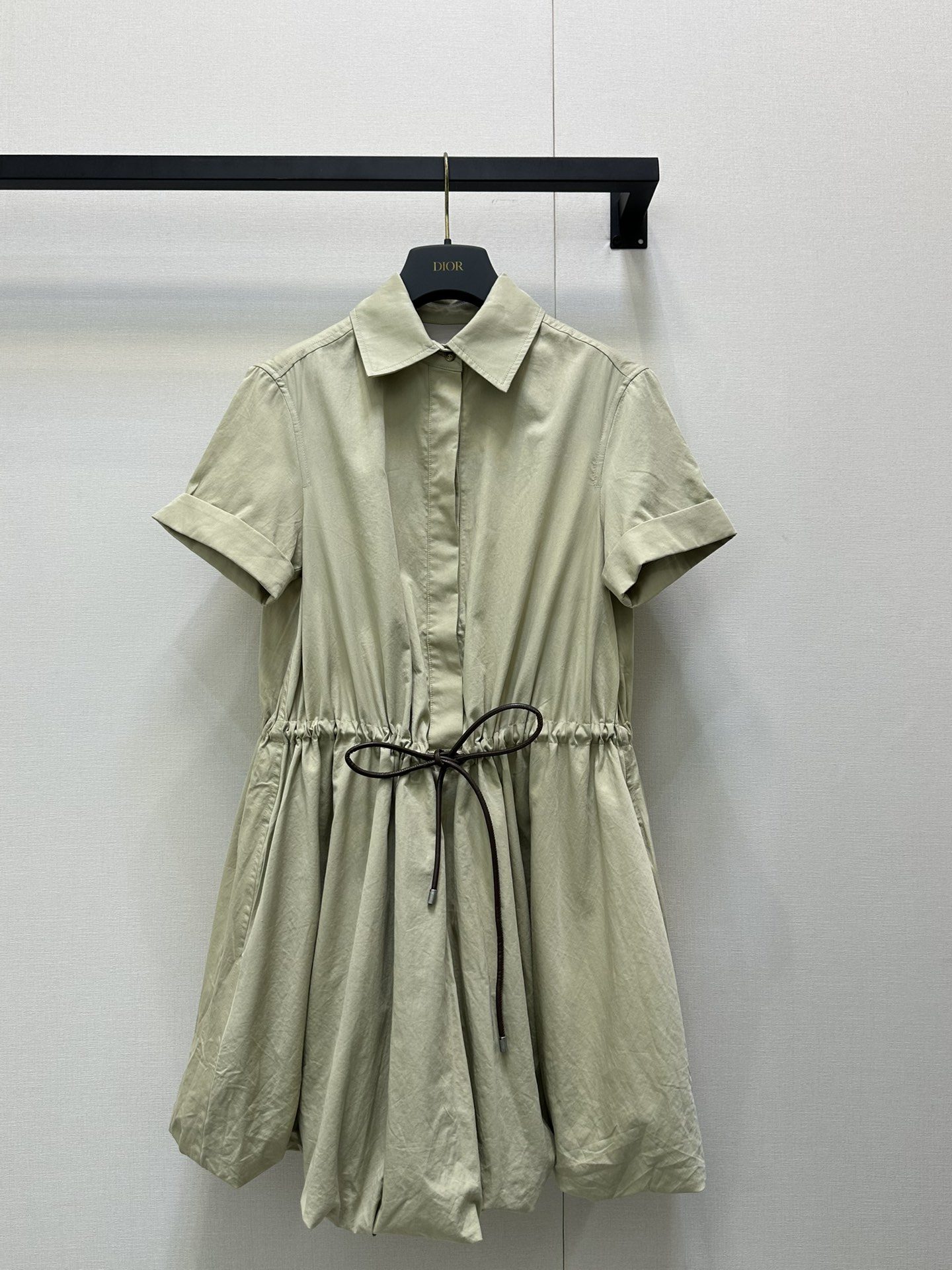 NO:446028,*25new lapel waist-closed flower bud shirt skirt, which is popular this year's milk coffee main color, low-key and luxurious upper body~Exclusive custom fabric 85 cotton 15 mulberry silk, back collar leather logo logo decoration, which further demonstrates exquisite craftsmanship!  The hem bud style is super suitable for wearing in all occasions~ The waist-tight elastic design is very friendly to the body shape, the upper body modification line proportion is absolutely perfect!  1:1 Super model, the latest summer items, please check my version of SML products, real shots, skirts, shirts, alexander wang19860909*25new翻领收腰花苞衬衫裙今年爆火的奶咖主色调,上身低调又奢华～独家定制面料85棉15桑蚕丝 后领口皮标logo徽标装饰,更展现精致工艺！下摆花苞版型超级适合各种场合穿着～收腰松紧设计对身材包容度超友好上身修饰线条比例绝绝子！1:1超赞版型 夏季最新单品 认准我家版本SML大货实拍,,skirts,shirts,alexander wang,Women's clothing