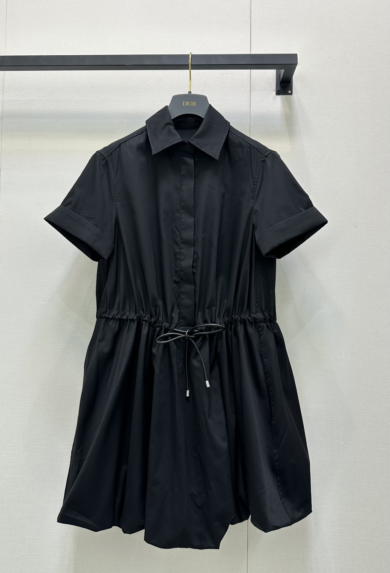 NO:446043,*25new lapel waist-closed flower bud shirt skirt, which is popular this year's milk coffee main color, low-key and luxurious upper body~Exclusive custom fabric 85 cotton 15 mulberry silk, back collar leather logo logo decoration, which further demonstrates exquisite craftsmanship!  The hem bud style is super suitable for wearing in all occasions~ The waist-tight elastic design is very friendly to the body shape, the upper body modification line proportion is absolutely perfect!  1:1 Super model, the latest summer items, please check my version of SML products, real shots, skirts, shirts, alexander wang19860909*25new翻领收腰花苞衬衫裙今年爆火的奶咖主色调,上身低调又奢华～独家定制面料85棉15桑蚕丝 后领口皮标logo徽标装饰,更展现精致工艺！下摆花苞版型超级适合各种场合穿着～收腰松紧设计对身材包容度超友好上身修饰线条比例绝绝子！1:1超赞版型 夏季最新单品 认准我家版本SML大货实拍,,skirts,shirts,alexander wang,Women's clothing