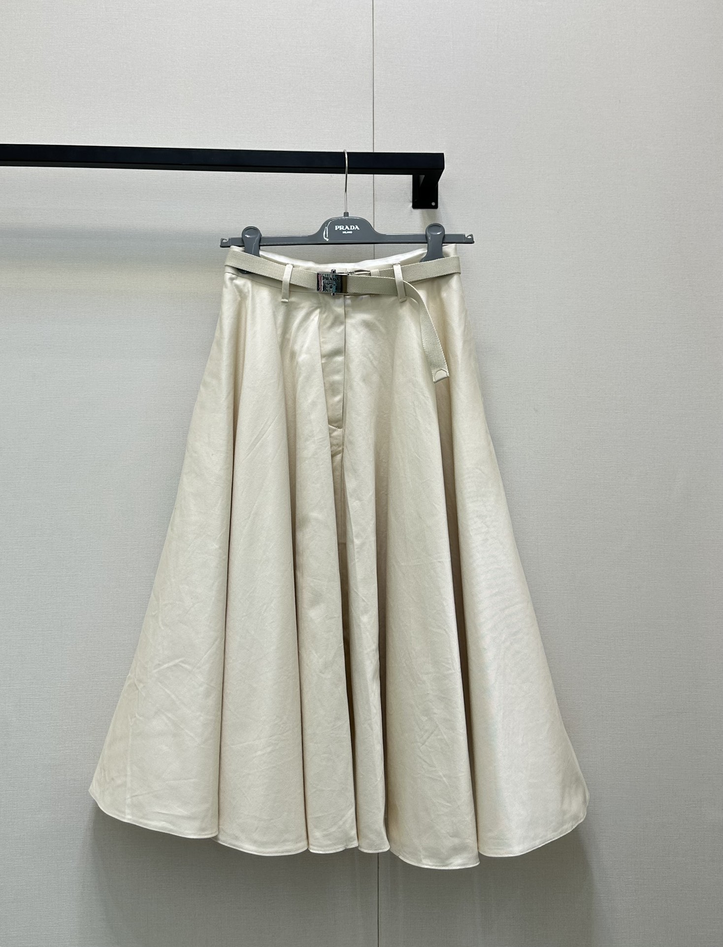 NO:446059,Prad* new high-waist umbrella skirt with belt Original development Denim fabric High-quality texture Glossy and draped high-waist umbrella skirt style Customized metal letter logo belt design at waist, waist closure makes the waist look more curved, matched with a large umbrella skirt that is full of weight, undulating and swaying, easily showing the charm of long legs, modifying the curves of the legs to accommodate the figure, classic color matching retro modern, easy to wear to create a French beauty style, charming and fashionable SML large-scale real shots, prada, skirts, alexander wang19860909Prad*新品高腰伞裙 配腰带 原版开发 牛仔面料 质感高级 光泽垂顺 高腰伞裙版型 腰间配定制金属字母徽标腰带设计 收腰更显曲线美 搭配分量十足的伞状裙摆 行走之间飘荡起伏 摇曳生姿 轻松彰显长腿魅力 修饰腿部曲线包容身材 经典配色复古摩登 轻松穿搭出法式大美女风格 魅力时髦 SML大货实拍,,prada,skirts,alexander wang,Women's clothing