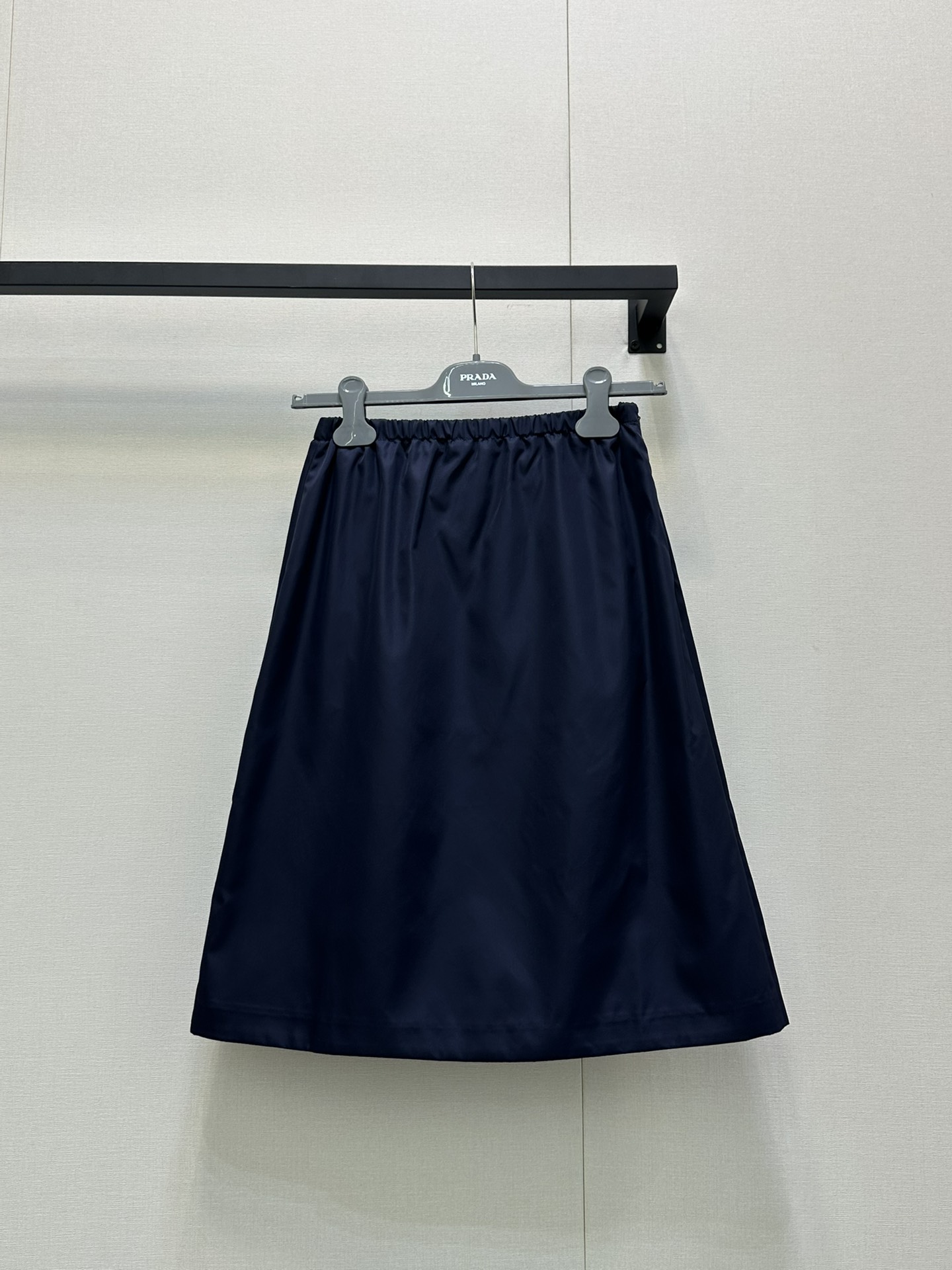 NO:446075,Prad* new product tooling high-waist elastic skirt Customized YB imported environmentally friendly recycled nylon material High-quality texture Draped luster High-waist umbrella mid-length skirt style Adjustable with waist and abdomen elastic elastic bands Highlights The advantages of slimming waist and hips Micro A skirt hem modifying waist and hips With pocket edge decoration and triangle logo Rich design levels More emphasis on brand positioning Increase the trendy look of workwear Medium length Inclusive legs Slim and versatile Fashionable and fashionable Customized surface accessories Definite version SML large-scale real shots, prada, skirts, alexander wang19860909Prad*新品工装高腰弹力半身裙 定制YB进口环保再生尼龙材质 质感上乘 垂感光泽 高腰伞状中长半裙版型 利用腰腹弹力松紧带调节 突出纤腰优势 微A裙摆修饰腰胯 配合口袋边缘装饰和三角徽标 丰富设计层次 更强调品牌定位 增加工装潮流造型感 居中长度 包容腿型 显瘦百搭 时髦且洋气 定制面辅料 认准版本 SML大货实拍,,prada,skirts,alexander wang,Women's clothing