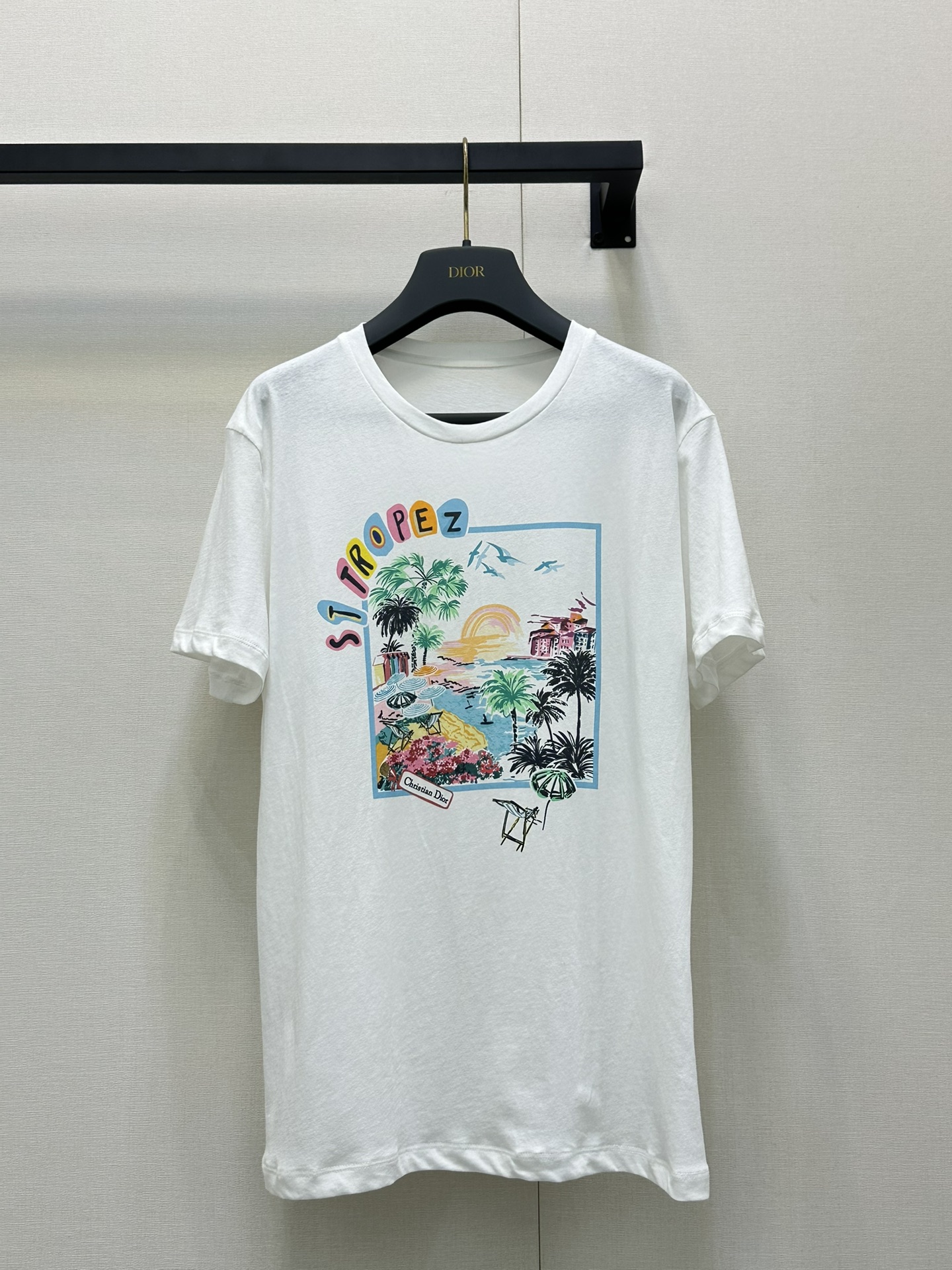 NO:446082,Dio* 25Ss Spring and Summer City Limited New Style, Saint Tropez Square Holiday Printed Pattern Short-sleeved T-shirt. Original Development!  High-end production!  Original 1:1 fabric Linen wash fabric has a great texture!  Temperamental girlish style and age-reducing and fashionable item!  Low-key and luxurious, versatile style, not picky about others, beautiful body!  The quality of workmanship depends on the details!  Spot SML big-ticket real shot, dior, T-shirt,tees, t-shirt,alexander wang19860909Dio* 25Ss春夏城市限定新款 圣特罗佩广场度过假日印花图案短袖T恤.原版开发！高版出品！原版1:1面料 亚麻洗水面料质感超赞！气质少女风减龄又时髦单品！低调奢华,版型百搭不挑人上身美的不要不要的！做工品质看细节！现货 SML大货实拍,,dior,T-shirt,tees，t-shirt,alexander wang,Women's clothing