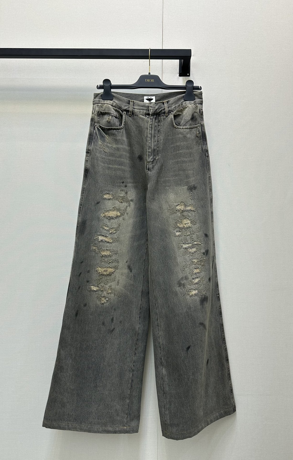 NO:446099,Dior25ss Spring and Summer New Style, Browned and Frayed Worn-Grammed Wide-Legging Pants. Original Development High-Premium Production!  Use pure cotton fabric. The denim is soft on the upper body. The old-fashioned vintage hole design. Various washing techniques. The texture is clear. The design sense. The back design cowhide sign is full of details. Customized hardware accessories are high-quality. SML large-scale real-time photos, dior, cowhide, alexander wang.19860909Dior25ss春夏新款 破洞磨破做旧阔腿裤.原版开发 高版出品！采用纯棉的面料 牛仔上身柔软 做旧复古破洞设计 多种水洗工艺 纹理做旧清晰 设计感 后设计牛皮标牌 细节满满 定制五金配件高品质~ 现货 SML大货实拍,,dior,cowhide,alexander wang,Women's clothing