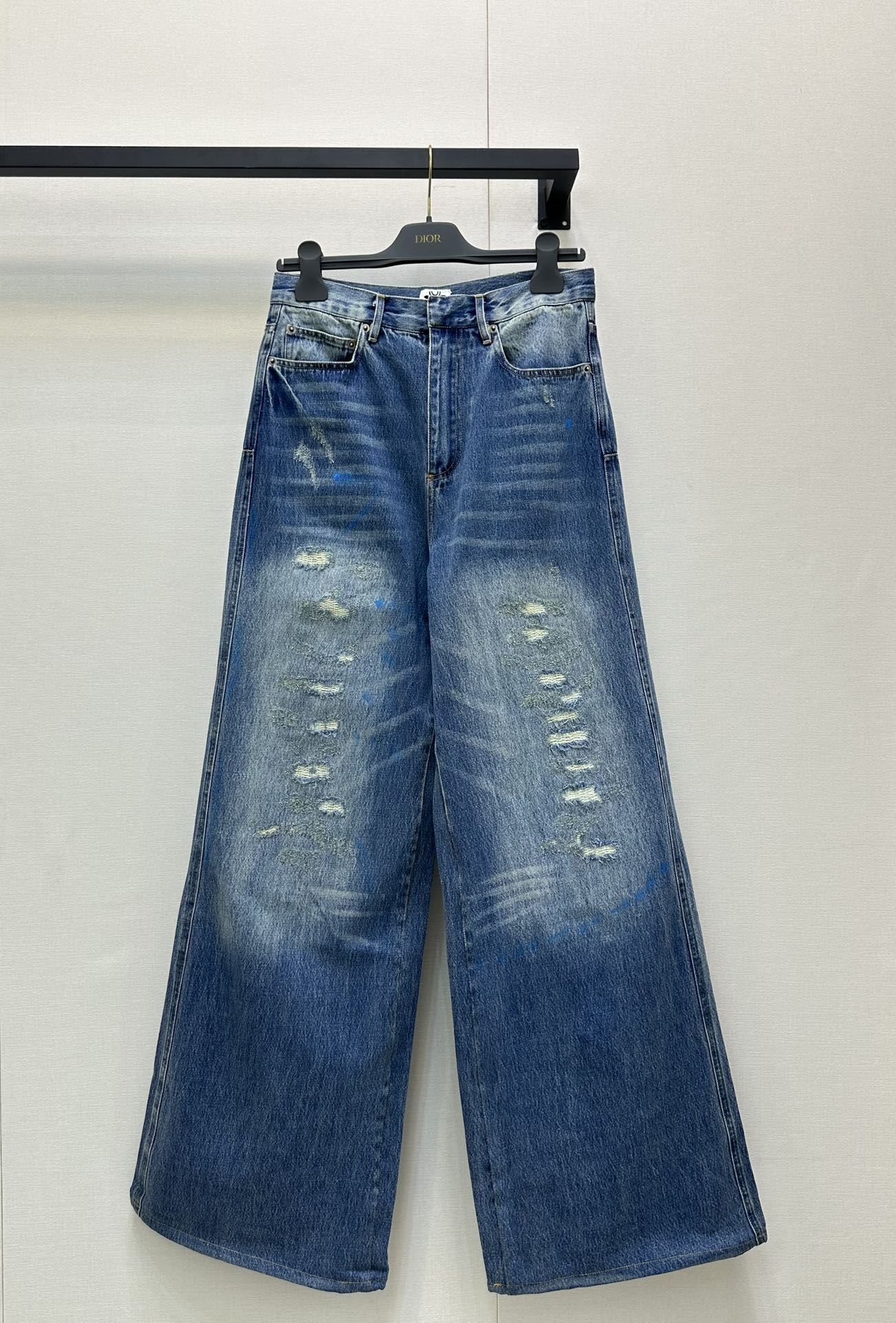 NO:446040,Dior25ss Spring and Summer New Style, Browned and Frayed Worn-Grammed Wide-Legging Pants. Original Development High-Premium Production!  Use pure cotton fabric. The denim is soft on the upper body. The old-fashioned vintage hole design. Various washing techniques. The texture is clear. The design sense. The back design cowhide sign is full of details. Customized hardware accessories are high-quality. SML large-scale real-time photos, dior, cowhide, alexander wang.19860909Dior25ss春夏新款 破洞磨破做旧阔腿裤.原版开发 高版出品！采用纯棉的面料 牛仔上身柔软 做旧复古破洞设计 多种水洗工艺 纹理做旧清晰 设计感 后设计牛皮标牌 细节满满 定制五金配件高品质~ 现货 SML大货实拍,,dior,cowhide,alexander wang,Women's clothing