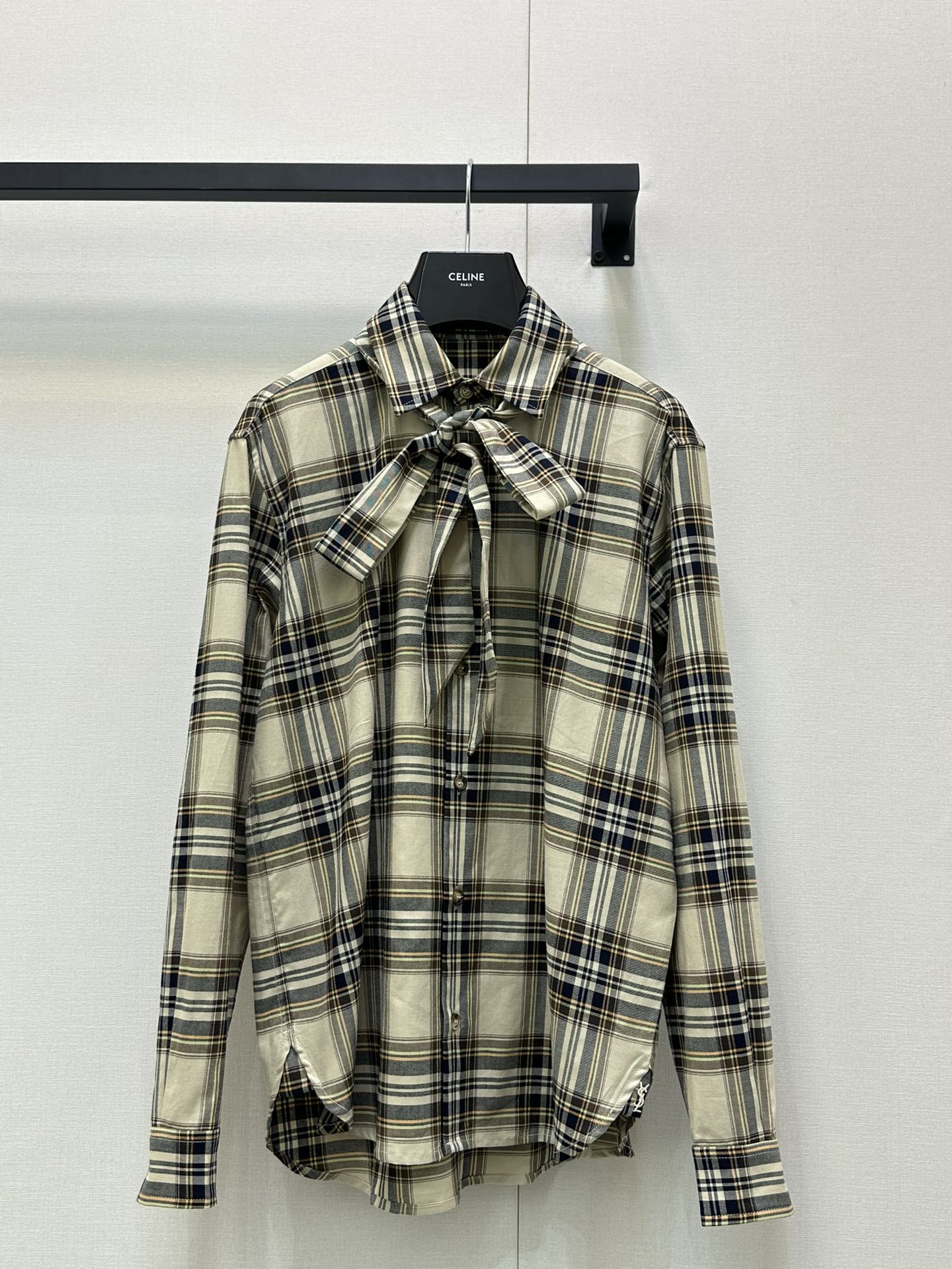 NO:446057,Ysl25Ss spring and summer new style plaid design streamer long-sleeved shirt. Original development!  High-end production!  Classic plaid patterns and streamers can be decorated by themselves. Simple yet stylish, slim-fitting style, clever outlines the body shape, breaking the stereotype of traditional shirts, adding a bit of casualness and unruly. The fabric is delicate and skin-friendly and comfortable. Whether it is a single outfit with jeans to show a casual street style, or a knitted cardigan to create a sense of layering, it can be easily controlled, injecting Scandinavian style fashion genes into daily outfits, allowing you to stand out from the crowd. Spot SML large-scale real shots, saint laurent, jeans, shirts, alexander wang19860909Ysl25Ss春夏新款 格纹设计飘带长袖衬衫.原版开发！高版出品！经典格纹图案,飘带可自行调配装饰.简约又不失格调,修身版型,巧妙勾勒身形,打破传统衬衫的刻板印象,增添几分随性与不羁.面料质感细腻,亲肤舒适.无论是单穿搭配牛仔裤展现休闲街头风,还是外搭针织开衫营造层次感,都能轻松驾驭,为日常穿搭注入斯堪的纳维亚风格的时尚基因,让你在人群中脱颖而出.现货 SML大货实拍,,saint laurent,jeans,shirts,alexander wang,Women's clothing