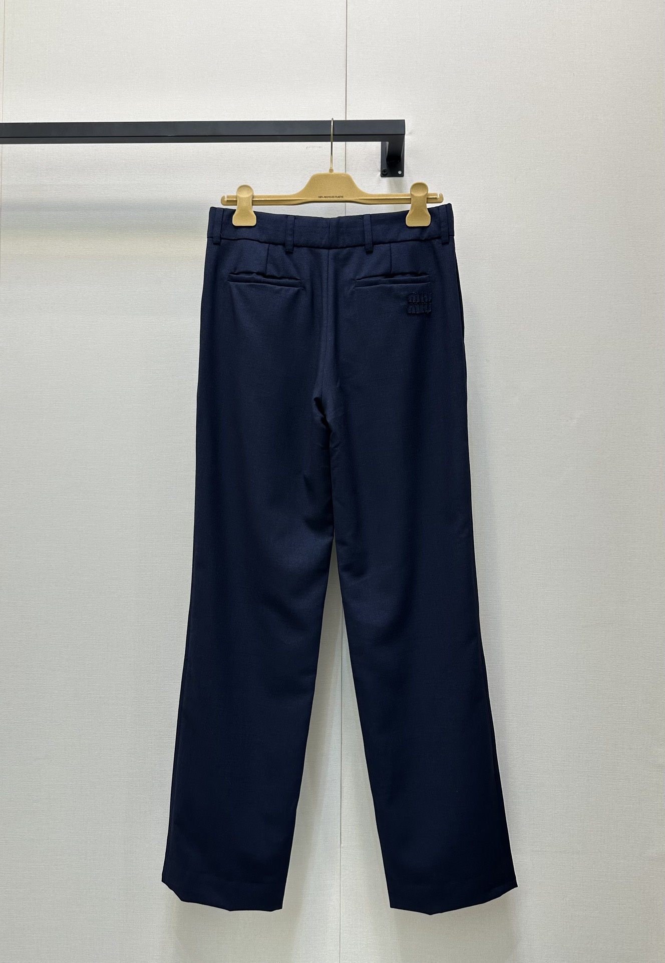 NO:447390,Miu new style trousers high-waist wide-leg trousers!  New products have been released in hot trousers, original development, high-end production, huge and beautiful trousers, paired with all kinds of T-shirts and shirts!  A formal and daily tuning!  Exclusive in stock!  SML big product real shot, miumiu,shirts,alexander wang19860909Miu新款西裤高腰阔腿长裤！爆款长裤又出新品,原版开发 高版出品 巨好看的裤型,搭配各类体恤衬衫都OK！正式中带一点日常的调调！独家现货供应！SML大货实拍,,miumiu,shirts,alexander wang,Women's clothing