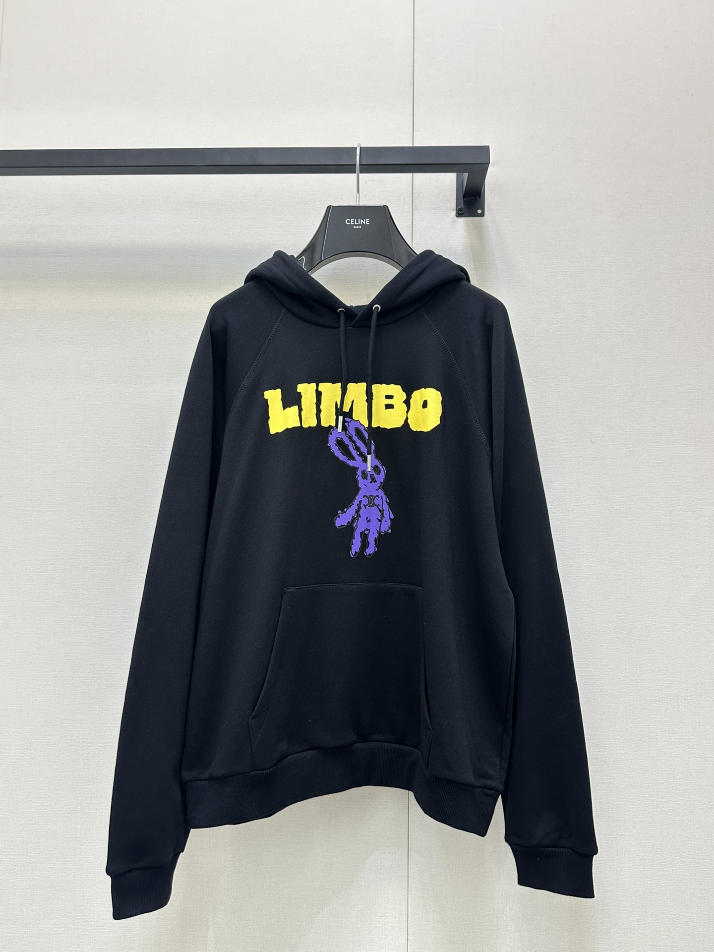 NO:447355,Celin*25Ss autumn and winter new style, graffiti series hooded sweatshirt, original development!  High-end production!  Printed yellow LIMBO and purple plush rabbit pattern Black cotton drawstring with metal rope end Large front pocket bag Threaded cuff trim, rear terry cotton is delicate and comfortable, it is soft and fleshy, not dry at all, the workmanship is really amazing, fashion items that cannot be refused~ I can't refuse my version SML large-scale real shot, celine, hoodie, sweatshirts, hats, alexander wang19860909Celin*25Ss秋冬新款 涂鸦系列连帽卫衣 原版开发！高版出品！印制了黄色LIMBO和紫色毛绒兔子图案 黑色棉质抽绳 配有金属绳端 大号正面兜袋 螺纹袖口饰边,后毛圈棉质细腻舒适感,是柔软又有肉感的贴身一点都不干涩,做工真的超级赞 无法拒绝的时尚单品～认准我家版本 现货SML大货实拍,,celine,hoodie,sweatshirts,hats,alexander wang,Women's clothing