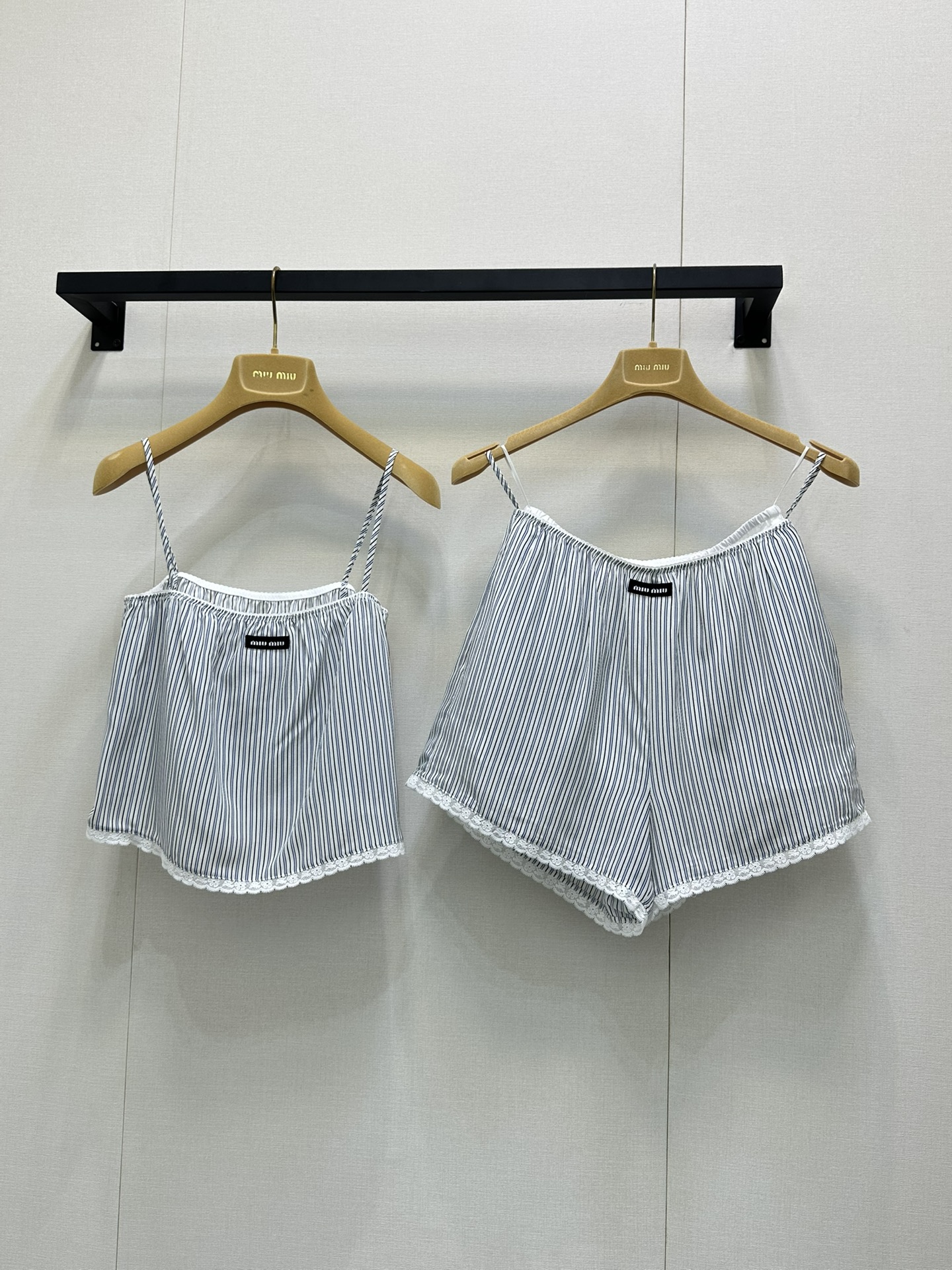 NO:447381,(Sling) P (Shorts) Miumi* New fashionable lace silk suspender vest shorts in summer. It uses 100% mulberry silk fabric, with delicate texture and comfortable skin. Refreshing stripes + lace hem, which is so coquettish that the thin shoulder strap design cannot hide the little sexy. Wear it directly with an oxygen filter and high-waisted pants/short skirt. Korean idols feel like they are on the street~ Want to be a sweet summer girl?  This piece is locked, with one click to control the loose pure desire wind code number SML recommended a set of large products for real shots, miumiu, skirts, shorts, real silk, alexander wang19860909（吊带）P（短裤）Miumi*夏季新款时髦花边真丝吊带背心短裤.采用百分百桑蚕丝面料,质感细腻,亲肤舒适.清爽条纹+蕾丝下摆,嗲到不行,细肩带设计藏不住的小性感,穿上直接自带氧气感滤镜搭高腰裤/小短裙,韩系爱豆出街感拿捏～想当夏日甜妹？这件锁死,一键拿捏松弛纯欲风码数SML推荐一套搭配大货实拍,,miumiu,skirts,shorts,real silk,alexander wang,Women's clothing