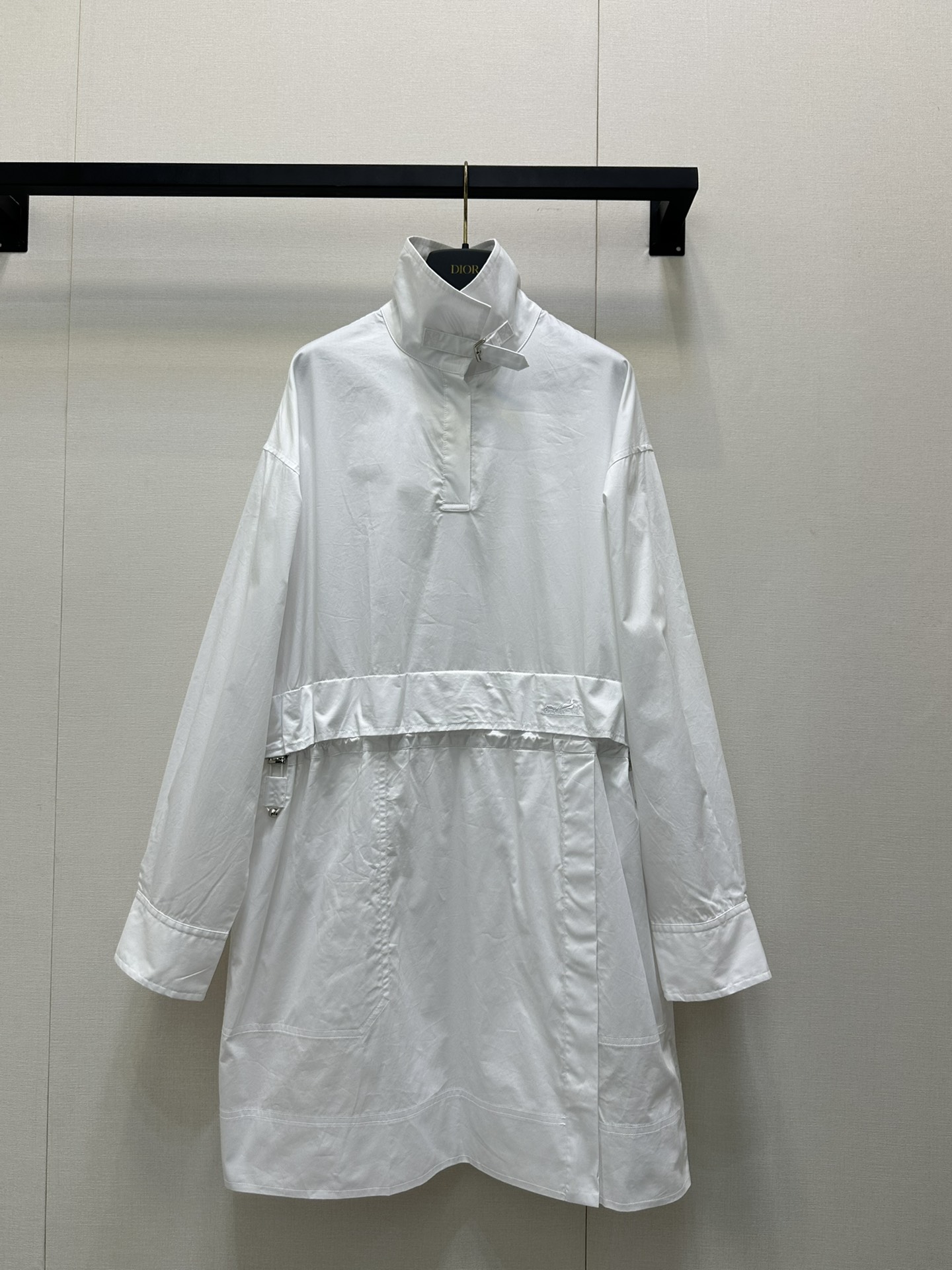 NO:447334,Hermes' new buckled waist-adjustable shirt skirt, customized YB twill cotton material, comfortable and delicate texture, long-sleeved shirt dress style, neat and slim fit, buttoned on the front, more convenient to put on and off, one-piece straight-tube design, hip retraction, moderate length and three-dimensional cutting, effectively outline the curve more slim, add embroidery logo decoration on one side, the upper body is full of exquisite and high-intelligent atmosphere, exquisite moment, basic shirt skirt that can be controlled on daily commuting and vacation, easy to wear to create a fashionable feel, customized surface accessories, accurate version SML!  Black and white big-name real shot, hermes, skirts, shirts, alexander wang19860909爱马仕新品带扣收腰调节衬衫裙 定制YB斜纹全棉材质 质感舒适细腻 长袖衬衫连衣裙版型 裁剪利落修身 前襟作钮扣半截开襟 成套穿脱更便利 裙摆一片式直筒设计收胯 适中长度配合立体裁剪 有效勾勒曲线更显苗条 单侧增加刺绣标志装饰 上身充满精致高智气息 精致度瞬间 日常通勤度假都可驾驭的基础衬衫裙 轻松穿搭出洋气感 定制面辅料 认准版本 SML！黑色 白色大货实拍,,hermes,skirts,shirts,alexander wang,Women's clothing