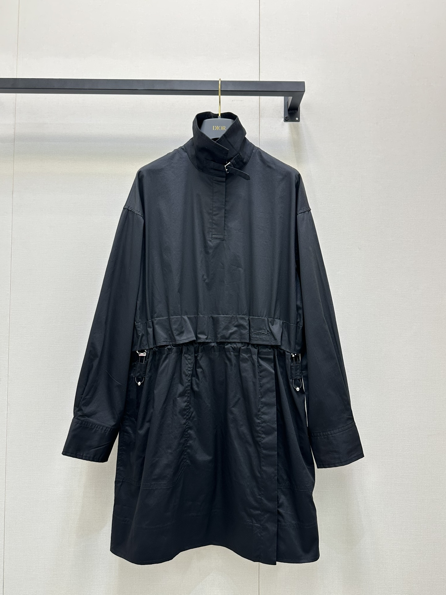 NO:447348,Hermes' new buckled waist-adjustable shirt skirt, customized YB twill cotton material, comfortable and delicate texture, long-sleeved shirt dress style, neat and slim fit, buttoned on the front, more convenient to put on and off, one-piece straight-tube design, hip retraction, moderate length and three-dimensional cutting, effectively outline the curve more slim, add embroidery logo decoration on one side, the upper body is full of exquisite and high-intelligent atmosphere, exquisite moment, basic shirt skirt that can be controlled on daily commuting and vacation, easy to wear to create a fashionable feel, customized surface accessories, accurate version SML!  Black and white big-name real shot, hermes, skirts, shirts, alexander wang19860909爱马仕新品带扣收腰调节衬衫裙 定制YB斜纹全棉材质 质感舒适细腻 长袖衬衫连衣裙版型 裁剪利落修身 前襟作钮扣半截开襟 成套穿脱更便利 裙摆一片式直筒设计收胯 适中长度配合立体裁剪 有效勾勒曲线更显苗条 单侧增加刺绣标志装饰 上身充满精致高智气息 精致度瞬间 日常通勤度假都可驾驭的基础衬衫裙 轻松穿搭出洋气感 定制面辅料 认准版本 SML！黑色 白色大货实拍,,hermes,skirts,shirts,alexander wang,Women's clothing