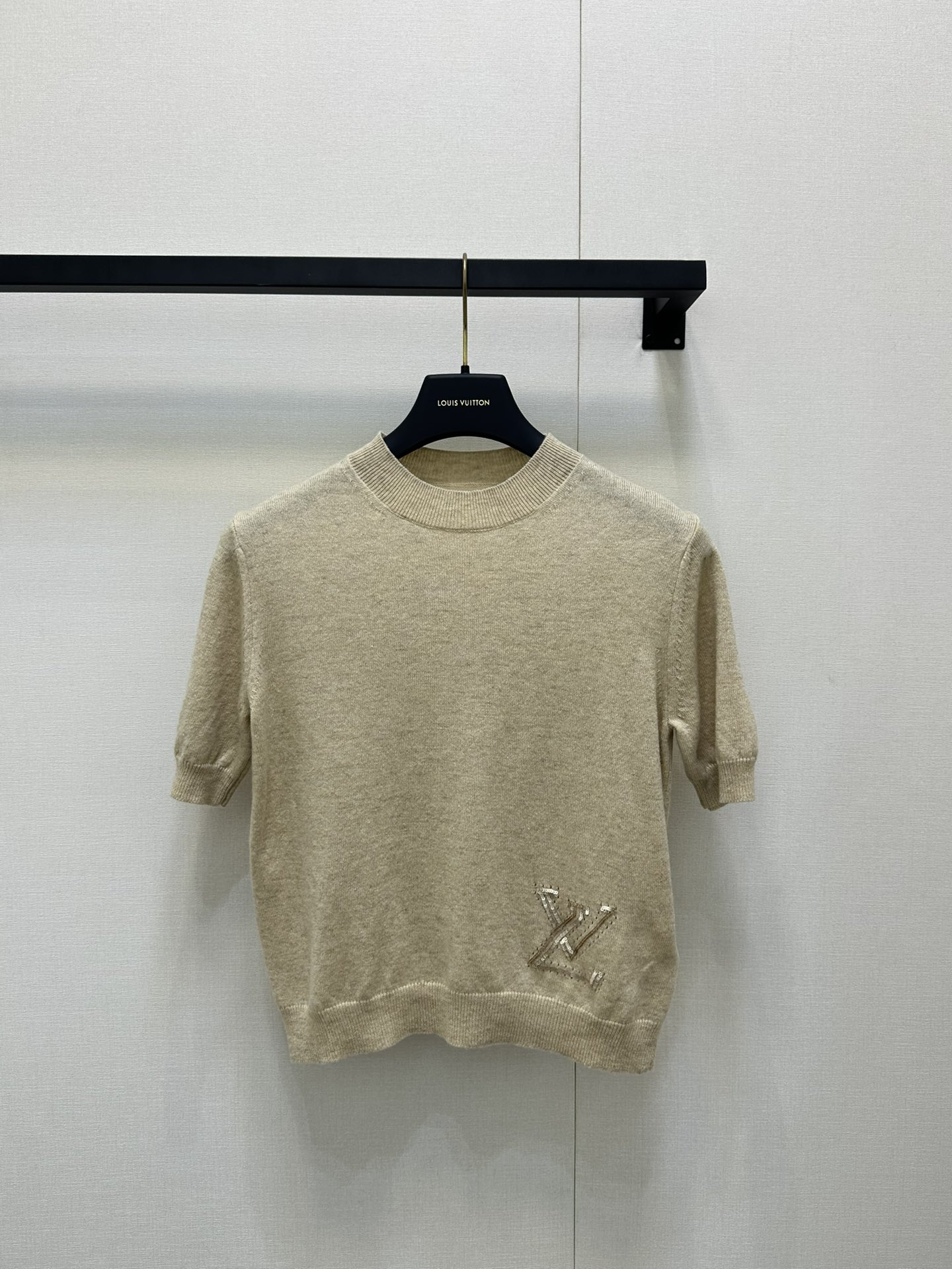 NO:447379,Louis Vuitto* 25Ss Spring and Summer New Style Letter Embroidered Sequin Round Neck Short Sleeve Wool Top. Original Development!  High-end production!  Wool material, regular knitted short-sleeved cut, highlighting the brand style, slightly elastic, and slim visual effect. One-side waist is made of sequin embroidery technology to outline the letter logo decoration, highlighting the high-end style, single-wear inner wear is brilliant and fashionable, spot SML large-scale real shot, louis vuitton, T-shirt, alexander wang19860909Louis Vuitto* 25Ss春夏新款 字母刺绣亮片圆领短袖羊毛上衣.原版开发！高版出品！羊毛材质 常规针织短袖裁剪 凸显品牌格调 略带有弹力 呈现显瘦视觉效果 单侧腰间用亮片刺绣工艺勾勒出字母标识装饰 彰显高级格调 单穿内搭都出彩时髦 现货 SML大货实拍,,louis vuitton,T-shirt,alexander wang,Women's clothing