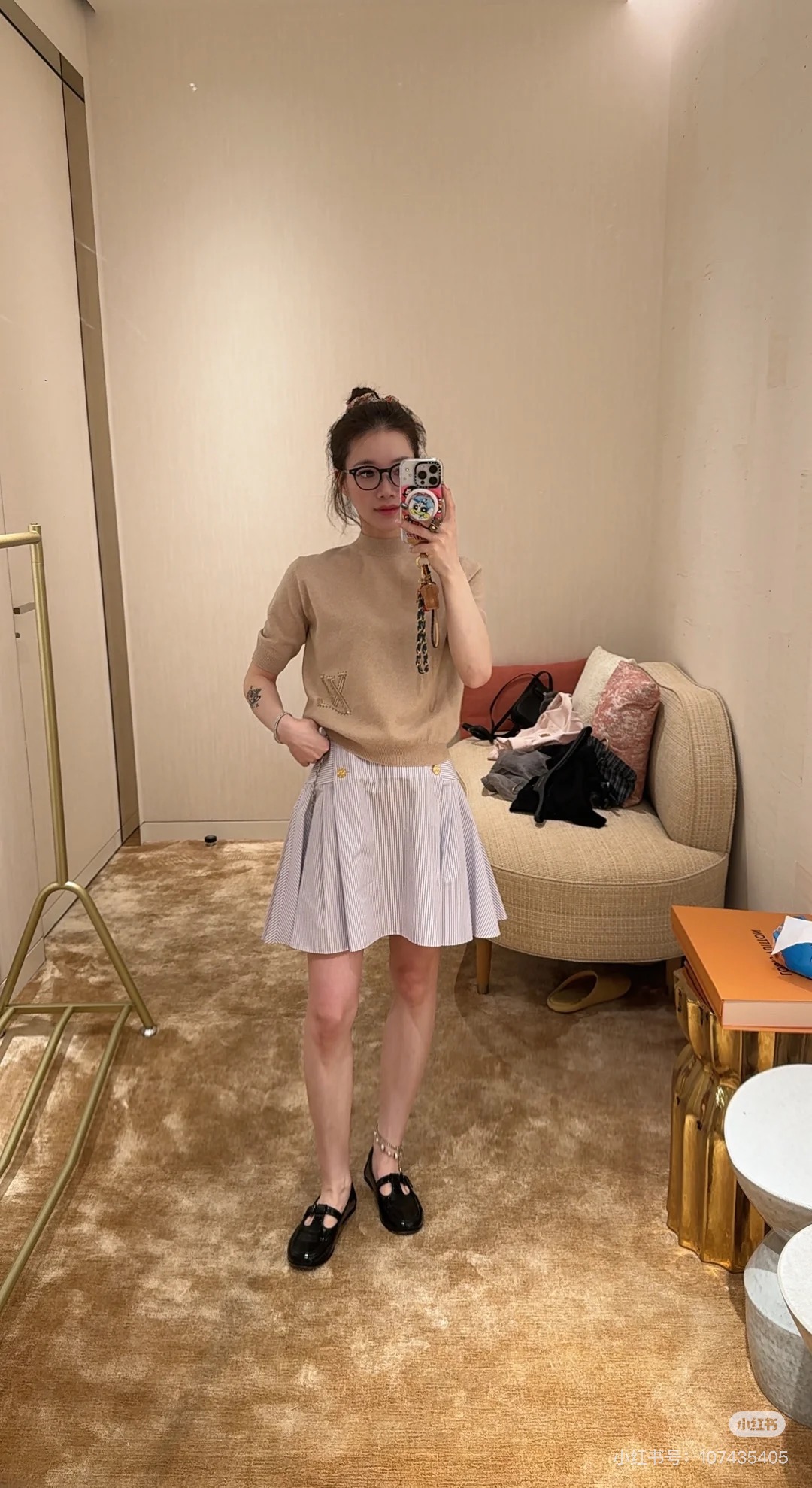 NO:447383,Louis Vuitto* 25Ss Spring and Summer New Style Letter Embroidered Sequin Round Neck Short Sleeve Wool Top. Original Development!  High-end production!  Wool material, regular knitted short-sleeved cut, highlighting the brand style, slightly elastic, and slim visual effect. One-side waist is outlined with sequin embroidery technology to outline the letter logo decoration, highlighting the high-end style, and the inner wear is brilliant and fashionable. Spot SML,,louis vuitton,T-shirt,alexander wang19860909Louis Vuitto* 25Ss春夏新款 字母刺绣亮片圆领短袖羊毛上衣.原版开发！高版出品！羊毛材质 常规针织短袖裁剪 凸显品牌格调 略带有弹力 呈现显瘦视觉效果 单侧腰间用亮片刺绣工艺勾勒出字母标识装饰 彰显高级格调 单穿内搭都出彩时髦 现货 SML,,louis vuitton,T-shirt,alexander wang,Women's clothing