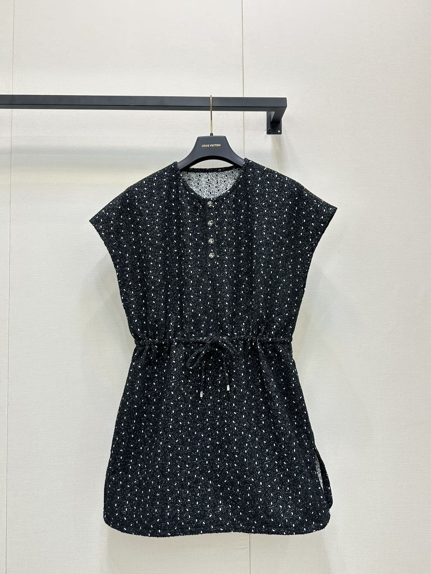 NO:447371,25* high-end version of coco beach series dark flower thin wool vest skirt must have outfits!  The elastic waistband design is very friendly to the body tolerance~ Exclusive custom imported yb mulberry silk cotton material, with a soft texture and no thigh upper body!  The Dly chest is embellished with the diamond buttons of the coco beach series, which is full of highlights!  The 1:1-music version of the most beautiful girl's 1:1. The latest items in early autumn. The exclusive high-end version of SML products are real shots, skirts, alexander wang1986090925*高定版本coco beach系列暗花薄呢背心裙大女主穿搭必备！松紧收腰绑带设计对身材包容度非常友好～ 独家定制进口yb桑蚕丝棉材质,质感柔软软糯,上身完全不扎！可Dly 胸口以coco beach系列的钻扣做点缀,穿搭亮点十足！精致女生必备神器1:1超赞版型 早秋最新单品 认准独家高版本 SML大货实拍,,skirts,alexander wang,Women's clothing