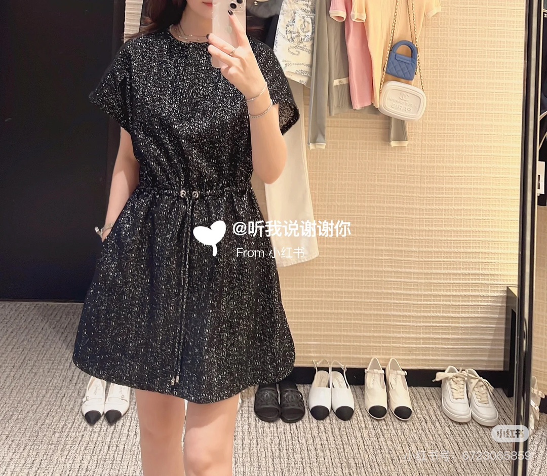 NO:447376,25* high-end version of coco beach series dark flower thin wool vest skirt must have outfits!  The elastic waistband design is very friendly to the body tolerance~ Exclusive custom imported yb mulberry silk cotton material, with a soft texture and no thigh upper body!  The Dly chest is embellished with the diamond buttons of the coco beach series, which is full of highlights!  The 1:1 great version of the most important artifact for exquisite girls. The latest items in early autumn. Recognize the exclusive high-end version. SML, skirts, alexander wang1986090925*高定版本coco beach系列暗花薄呢背心裙大女主穿搭必备！松紧收腰绑带设计对身材包容度非常友好～ 独家定制进口yb桑蚕丝棉材质,质感柔软软糯,上身完全不扎！可Dly 胸口以coco beach系列的钻扣做点缀,穿搭亮点十足！精致女生必备神器1:1超赞版型 早秋最新单品 认准独家高版本 SML,,skirts,alexander wang,Women's clothing